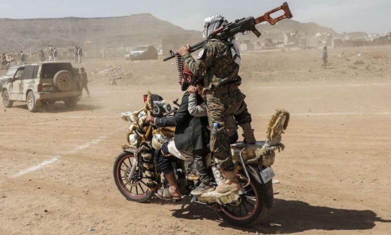 Rebeldes apoiados pelo Irã estão prontos para se juntar à guerra contra os EUA e Israel, informou a agência estatal iraniana Tasnim, citando “uma fonte informada”.nSegundo a fonte, os Houthis, grupo rebelde iemenita, estariam preparados para assumir o controle do Estreito de Bab el-Mandeb, o que seria uma “tarefa fácil”.nO grupo rebelde já causou grandes interrupções no Mar Vermelho desde outubro de 2023, atacando centenas de alvos israelenses em retaliação aos ataques de Israel em Gaza.nnEles também miraram navios ligados aos EUA e ao Reino Unido, dificultando o tráfego do comércio global. As tentativas de conter os rebeldes não conseguiram interromper os ataques.nMarinhas dos EUA e de outros países ocidentais têm escoltado navios na região, mas se os Houthis assumirem o controle do Estreito de Bab el-Mandeb, as opções disponíveis para o tráfego marítimo seriam ainda mais limitadas.nO Estreito de Bab el-Mandeb é uma passagem estratégica localizada entre a ponta sul da Península Arábica (Iêmen) e o nordeste da África (Djibuti e Eritreia), que conecta o Mar Vermelho ao Golfo de Áden e liga o Mediterrâneo aos oceanos Índico e Atlântico.nSua posição é fundamental para o transporte de mercadorias entre Europa, Oriente Médio e Ásia.nhttps://stories.cnnbrasil.com.br/internacional/regime-do-ira-nao-depende-da-figura-de-khamenei-diz-especialista/