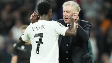 Às vésperas da convocação da Seleção Brasileira para os amistosos contra França e Croácia, o técnico italiano Carlo Ancelotti não poupou elogios a uma das peças mais importantes do elenco: Vinicius Júnior.nEm entrevista à rádio Marca, o comandante italiano ressaltou o peso do jogador do Real Madrid em confrontos de alto nível e afirmou que o brasileiro costuma aparecer justamente nos momentos mais decisivos para o time.nSegundo ele, Vini Jr. tem histórico de atuações marcantes em partidas importantes, demonstrando sua capacidade de fazer a diferença quando o grau de exigência aumenta.n"Vinicius nunca decepcionou ninguém em jogos importantes. Não me lembro de uma única semifinal ou quartas de final em que o Vini tenha cometido um erro", começou.n"Talvez o Vinicius tenha se frustrado em Valência e perdido a concentração, mas ele nunca fez isso em jogos importantes. Estou convencido de que ele fará uma ótima Copa do Mundo se estiver na seleção", acrescentou o treinador.nnPara além do campo, Ancelotti também fez questão de exaltar a personalidade do jogador.n"Vinicius é brasileiro; ele tem o caráter de um brasileiro. Os brasileiros são pessoas alegres e muito humildes. Ainda não conheci uma pessoa arrogante, nem na CBF nem entre os brasileiros que conheço. Vinicius é humilde, alegre e tem um talento extraordinário", completou.nhttps://stories.cnnbrasil.com.br/esportes/veja-as-selecoes-que-ja-marcaram-mais-de-100-gols-em-copas/nConvocação antes da Copa do MundonO técnico Carlo Ancelotti fará, nesta segunda-feira (16), às 15h30 (de Brasília), a última convocação "teste" da Seleção Brasileira. Na sede da Confederação Brasileira de Futebol (CBF), no Rio de Janeiro, o treinador italiano reunirá 26 jogadores para os últimos amistosos antes da lista oficial para o Mundial — que será divulgada em maio.nNesta Data Fifa, o Brasil enfrentará seleções europeias. O primeiro jogo será contra a França no dia 26 de março, às 17h (de Brasília), no Gillette Stadium, em Boston, nos Estados Unidos.nNo dia 31 de março, às 21h (de Brasília), o Brasil jogará contra a Croácia, no Camping World Stadium, em Orlando, também nos Estados Unidos.nAlém dessas partidas, o Brasil ainda enfrentará o Panamá, no dia 31 de maio, no Maracanã, no Rio de Janeiro.nO jogo será uma despedida da Seleção do Brasil antes da disputa da Copa.nO Mundial será realizado entre 11 de junho e 19 de julho, nos Estados Unidos, México e Canadá.nhttps://www.youtube.com/watch?v=Ozo1SQrhal4nHorário e onde assistir à convocação da Seleção BrasileirannData: segunda-feira, 16 de marçonHorário: 15h30 (Brasília)nOnde assistir: CNN Esportes (Youtube) e CBF TVnnhttps://www.youtube.com/watch?v=-P9S5WHD1HI
