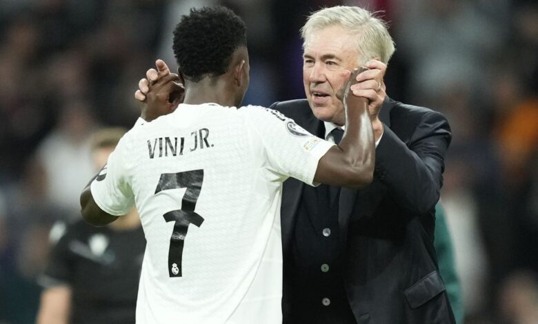 Às vésperas da convocação da Seleção Brasileira para os amistosos contra França e Croácia, o técnico italiano Carlo Ancelotti não poupou elogios a uma das peças mais importantes do elenco: Vinicius Júnior.nEm entrevista à rádio Marca, o comandante italiano ressaltou o peso do jogador do Real Madrid em confrontos de alto nível e afirmou que o brasileiro costuma aparecer justamente nos momentos mais decisivos para o time.nSegundo ele, Vini Jr. tem histórico de atuações marcantes em partidas importantes, demonstrando sua capacidade de fazer a diferença quando o grau de exigência aumenta.n"Vinicius nunca decepcionou ninguém em jogos importantes. Não me lembro de uma única semifinal ou quartas de final em que o Vini tenha cometido um erro", começou.n"Talvez o Vinicius tenha se frustrado em Valência e perdido a concentração, mas ele nunca fez isso em jogos importantes. Estou convencido de que ele fará uma ótima Copa do Mundo se estiver na seleção", acrescentou o treinador.nnPara além do campo, Ancelotti também fez questão de exaltar a personalidade do jogador.n"Vinicius é brasileiro; ele tem o caráter de um brasileiro. Os brasileiros são pessoas alegres e muito humildes. Ainda não conheci uma pessoa arrogante, nem na CBF nem entre os brasileiros que conheço. Vinicius é humilde, alegre e tem um talento extraordinário", completou.nhttps://stories.cnnbrasil.com.br/esportes/veja-as-selecoes-que-ja-marcaram-mais-de-100-gols-em-copas/nConvocação antes da Copa do MundonO técnico Carlo Ancelotti fará, nesta segunda-feira (16), às 15h30 (de Brasília), a última convocação "teste" da Seleção Brasileira. Na sede da Confederação Brasileira de Futebol (CBF), no Rio de Janeiro, o treinador italiano reunirá 26 jogadores para os últimos amistosos antes da lista oficial para o Mundial — que será divulgada em maio.nNesta Data Fifa, o Brasil enfrentará seleções europeias. O primeiro jogo será contra a França no dia 26 de março, às 17h (de Brasília), no Gillette Stadium, em Boston, nos Estados Unidos.nNo dia 31 de março, às 21h (de Brasília), o Brasil jogará contra a Croácia, no Camping World Stadium, em Orlando, também nos Estados Unidos.nAlém dessas partidas, o Brasil ainda enfrentará o Panamá, no dia 31 de maio, no Maracanã, no Rio de Janeiro.nO jogo será uma despedida da Seleção do Brasil antes da disputa da Copa.nO Mundial será realizado entre 11 de junho e 19 de julho, nos Estados Unidos, México e Canadá.nhttps://www.youtube.com/watch?v=Ozo1SQrhal4nHorário e onde assistir à convocação da Seleção BrasileirannData: segunda-feira, 16 de marçonHorário: 15h30 (Brasília)nOnde assistir: CNN Esportes (Youtube) e CBF TVnnhttps://www.youtube.com/watch?v=-P9S5WHD1HI