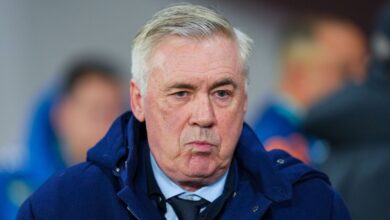 Nessa segunda-feira (16), João Pedro teve o nome exibido no telão da CBF, mas não foi anunciado por Carlo Ancelotti durante a leitura da lista. O Chelsea, nesta terça-feira (17), brincou com o ocorrido. O treinador percebeu a situação após o término da convocação e corrigiu a falha.nNas redes sociais, o Chelsea publicou um vídeo com lances do atacante e fez referência ao ocorrido. “João Pedro estrelando em: Quase Esqueceram de Mim”, escreveu o clube.nhttps://www.youtube.com/watch?v=TwRgFLzpLKAnO jogador foi chamado para os amistosos contra França e Croácia, marcados para o fim deste mês. Esta foi a última convocação de Ancelotti antes da definição da lista final para a Copa do Mundo.nnJoão Pedro nos BluesnJoão Pedro chegou ao Chelsea em junho do ano passado, durante a disputa da Copa do Mundo de Clubes, e teve papel importante na campanha do título. Até o momento, soma 44 partidas, com 21 gols e três assistências pelo clube inglês.nhttps://stories.cnnbrasil.com.br/esportes/cbf-e-jordan-apresentam-a-camisa-azul-da-selecao-para-a-copa-veja/