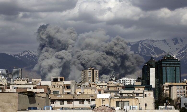 O número de civis mortos no Irã após os ataques dos EUA e de Israel no país desde o último sábado (28) subiu para 1.172, segundo a HRANA, Agência de Notícias de Ativistas de Direitos Humanos, com sede nos EUA.nEntre os mortos, pelo menos 194 são crianças, informou a HRANA. Além das mortes de civis, outros 176 militares também foram mortos, disse o grupo de direitos humanos.nAlgumas instalações protegidas pelo direito internacional humanitário foram danificadas pelos ataques entre quinta (5) e sexta-feira (6) à noite (horário do leste dos EUA), disse a agência, incluindo uma instalação do Crescente Vermelho, três unidades residenciais em Teerã e uma instalação da Companhia Nacional de Petróleo Iraniana.nnO número de mortos neste último conflito está se aproximando do número total de mortos da guerra de 12 dias do verão passado entre Irã, Israel e EUA que, segundo estimativas da HRANA, matou 1.190 pessoas no Irã.nhttps://www.youtube.com/watch?v=IvOe7hH4-TsnO que está acontecendo no Oriente Médio?nOs Estados Unidos e Israel iniciaram no sábado (28) uma onda de ataques contra o Irã, em meio a tensões sobre o programa nuclear iraniano.nO regime dos aiatolás iniciou retaliação contra países do Oriente Médio que abrigam bases militares norte-americanas, entre eles: Emirados Árabes Unidos, Catar, Bahrein, Kuwait, Jordânia e Iraque.nNo domingo, a mídia estatal iraniana anunciou que seu líder supremo, o aiatolá Ali Khamenei, foi uma das vítimas feitas pelos ataques norte-americanos e israelenses.nApós o anúncio da morte de Khamenei, o Irã ameaçou lançar a "ofensiva mais pesada" da história. O presidente iraniano, Masoud Pezeshkian, afirmou que o país persa considera se vingar pelos ataques de Israel e dos Estados Unidos como um "direito e dever legítimo".nEm resposta, Trump ameaçou o Irã contra os ataques retaliatórios, dizendo "é melhor que eles não façam isso, porque se fizerem, nós os atingiremos com uma força nunca antes vista". As agressões entre as partes seguem neste domingo.n(Com informações de Leila Gharagozlou e Jessie Yeung, da CNN)nhttps://stories.cnnbrasil.com.br/internacional/por-que-os-eua-querem-mudanca-de-regime-no-ira/