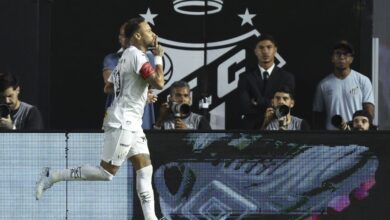 Após três dias longe das atividades no gramado, o atacante Neymar retornou aos treinos com o restante do elenco do Santos neste domingo, no CT Rei Pelé. O time do técnico Juan Pablo Vojvoda deve contar com o camisa 10 na partida contra o Mirassol, pela quinta rodada do Campeonato Brasileiro, na terça-feira (10), às 21h30.nNos últimos dias, o astro do alvinegro participou de atividades internas para fortalecimento muscular e controle de carga. Vojvoda deve definir o time titular na segunda-feira, na última atividade antes do compromisso pelo nacional. No jogo anterior, o craque marcou os dois gols da vitória contra o Vasco.nnO jogo diante do Mirassol será a penúltima oportunidade para Neymar convencer o técnico Carlo Ancelotti por uma vaga na seleção brasileira. A lista de convocados para os amistosos contra Croácia e França será divulgada no dia 16 de março. Esses serão os últimos testes antes da chamada final para a Copa do Mundo.nNo próximo domingo, o Santos ainda tem o clássico contra o Corinthians, também pelo Campeonato Brasileiro, na Vila Belmiro. Além da busca por uma vaga no próximo Mundial, Neymar tenta auxiliar o clube do litoral a se distanciar da zona de rebaixamento da competição. Neste momento o clube está na 13ª posição, com apenas quatro pontos.nAlém do astro, o técnico Vojvoda deve contar com Christian Oliva na partida desta terça-feira. O meio-campista uruguaio já teve o nome regularizado no BID e estava atuando normalmente pelo Nacional. Por outro lado, o zagueiro Lucas Veríssimo ainda não chegou ao Brasil e não poderá reestrear pelo clube.nhttps://stories.cnnbrasil.com.br/esportes/qual-selecao-o-brasil-enfrentou-mais-vezes-nas-copas-confira/nhttps://stories.cnnbrasil.com.br/esportes/qual-selecao-o-brasil-enfrentou-mais-vezes-nas-copas-confira/