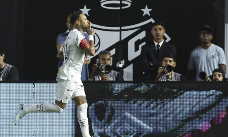 Após três dias longe das atividades no gramado, o atacante Neymar retornou aos treinos com o restante do elenco do Santos neste domingo, no CT Rei Pelé. O time do técnico Juan Pablo Vojvoda deve contar com o camisa 10 na partida contra o Mirassol, pela quinta rodada do Campeonato Brasileiro, na terça-feira (10), às 21h30.nNos últimos dias, o astro do alvinegro participou de atividades internas para fortalecimento muscular e controle de carga. Vojvoda deve definir o time titular na segunda-feira, na última atividade antes do compromisso pelo nacional. No jogo anterior, o craque marcou os dois gols da vitória contra o Vasco.nnO jogo diante do Mirassol será a penúltima oportunidade para Neymar convencer o técnico Carlo Ancelotti por uma vaga na seleção brasileira. A lista de convocados para os amistosos contra Croácia e França será divulgada no dia 16 de março. Esses serão os últimos testes antes da chamada final para a Copa do Mundo.nNo próximo domingo, o Santos ainda tem o clássico contra o Corinthians, também pelo Campeonato Brasileiro, na Vila Belmiro. Além da busca por uma vaga no próximo Mundial, Neymar tenta auxiliar o clube do litoral a se distanciar da zona de rebaixamento da competição. Neste momento o clube está na 13ª posição, com apenas quatro pontos.nAlém do astro, o técnico Vojvoda deve contar com Christian Oliva na partida desta terça-feira. O meio-campista uruguaio já teve o nome regularizado no BID e estava atuando normalmente pelo Nacional. Por outro lado, o zagueiro Lucas Veríssimo ainda não chegou ao Brasil e não poderá reestrear pelo clube.nhttps://stories.cnnbrasil.com.br/esportes/qual-selecao-o-brasil-enfrentou-mais-vezes-nas-copas-confira/nhttps://stories.cnnbrasil.com.br/esportes/qual-selecao-o-brasil-enfrentou-mais-vezes-nas-copas-confira/