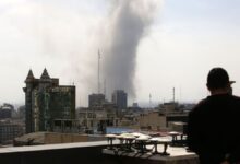 O Irã não aceitará um cessar-fogo e acredita que não seria "lógico" iniciar negociações com os Estados Unidos, informou a agência de notícias semioficial iraniana Fars, citando uma fonte com conhecimento da atividade diplomática.n“Uma fonte bem informada, falando à agência de notícias Fars, apontou para o fracasso do lado oposto em atingir seus objetivos, afirmando: 'O Irã não aceita um cessar-fogo. Fundamentalmente, entrar em um processo desse tipo com aqueles que violaram os acordos não é lógico'”, informou o veículo de mídia estatal iraniano na quarta-feira.nA agência de notícias Fars também citou a fonte, afirmando que o Irã pretende atingir seus objetivos estratégicos antes de encerrar a guerra.nnO que disseram os EUA?: O presidente dos EUA, Donald Trump, afirmou na segunda-feira que tanto os EUA quanto o Irã querem "chegar a um acordo". Trump disse que seus enviados, Steve Witkoff e Jared Kushner, estavam envolvidos nas discussões, que, segundo ele, foram iniciadas pelo Irã. Ele não revelou com quem os EUA estavam conversando no Irã.nOs Estados Unidos compartilharam uma lista de 15 pontos com o Irã por meio do Paquistão, disseram duas fontes regionais à CNN. Entre os pontos, estão limites às capacidades de defesa de Teerã, o fim do apoio a grupos aliados e o reconhecimento do direito de Israel à existência.nO que está acontecendo no Oriente Médio?nOs Estados Unidos e Israel estão em guerra com o Irã. O conflito teve início no dia 28 de fevereiro, quando um ataque coordenado entre os dois países matou o líder supremo do país, Ali Khamenei, em Teerã.nDiversas autoridades do alto escalão do regime iraniano também foram mortas. Além disso, os EUA alegam terem destruído dezenas de navios do país, assim como sistemas de defesa aérea, aviões e outros alvos militares.nEm retaliação, o regime dos aiatolás fez ataques contra diversos países da região, como Emirados Árabes Unidos, Arábia Saudita, Catar, Bahrein, Kuwait, Jordânia, Iraque e Omã. As autoridades iranianas dizem que têm como alvo apenas interesses dos Estados Unidos e Israel nessas nações.nhttps://www.youtube.com/watch?v=I4Uo6aVOb40nMais de 1.200 civis morreram no Irã desde o início da guerra, segundo a Agência de Notícias de Ativistas de Direitos Humanos, que tem sede nos EUA. A Casa Branca, por sua vez, registrou ao menos sete mortes de soldados americanos em relação direta aos ataques iranianos.nO conflito também se expandiu para o Líbano. O Hezbollah, um grupo armado apoiado pelo Irã, atacou o território israelense em retaliação à morte de Ali Khamenei. Com isso, Israel tem realizado ofensivas aéreas contra o que diz ser alvos do Hezbollah no país vizinho. Centenas de pessoas morreram no território libanês desde então.nCom a morte de grande parte de sua liderança, um conselho do Irã elegeu um novo líder supremo: Mojtaba Khamenei, filho de Ali Khamenei. Especialistas apontam que ele não fará mudanças estruturais e representa continuidade da repressão.nDonald Trump mostrou descontentamento com essa escolha, classificando como um "grande erro". Ele havia dito que precisaria estar envolvido no processo e pontuou que Mojtaba seria "inaceitável" para a liderança do Irã.nhttps://stories.cnnbrasil.com.br/internacional/por-que-e-possivel-classificar-conflito-no-oriente-medio-como-guerra/