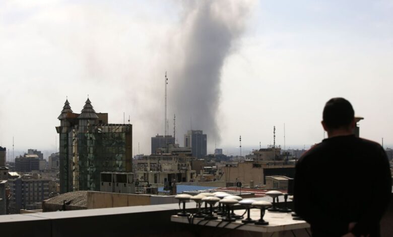 O Irã não aceitará um cessar-fogo e acredita que não seria "lógico" iniciar negociações com os Estados Unidos, informou a agência de notícias semioficial iraniana Fars, citando uma fonte com conhecimento da atividade diplomática.n“Uma fonte bem informada, falando à agência de notícias Fars, apontou para o fracasso do lado oposto em atingir seus objetivos, afirmando: 'O Irã não aceita um cessar-fogo. Fundamentalmente, entrar em um processo desse tipo com aqueles que violaram os acordos não é lógico'”, informou o veículo de mídia estatal iraniano na quarta-feira.nA agência de notícias Fars também citou a fonte, afirmando que o Irã pretende atingir seus objetivos estratégicos antes de encerrar a guerra.nnO que disseram os EUA?: O presidente dos EUA, Donald Trump, afirmou na segunda-feira que tanto os EUA quanto o Irã querem "chegar a um acordo". Trump disse que seus enviados, Steve Witkoff e Jared Kushner, estavam envolvidos nas discussões, que, segundo ele, foram iniciadas pelo Irã. Ele não revelou com quem os EUA estavam conversando no Irã.nOs Estados Unidos compartilharam uma lista de 15 pontos com o Irã por meio do Paquistão, disseram duas fontes regionais à CNN. Entre os pontos, estão limites às capacidades de defesa de Teerã, o fim do apoio a grupos aliados e o reconhecimento do direito de Israel à existência.nO que está acontecendo no Oriente Médio?nOs Estados Unidos e Israel estão em guerra com o Irã. O conflito teve início no dia 28 de fevereiro, quando um ataque coordenado entre os dois países matou o líder supremo do país, Ali Khamenei, em Teerã.nDiversas autoridades do alto escalão do regime iraniano também foram mortas. Além disso, os EUA alegam terem destruído dezenas de navios do país, assim como sistemas de defesa aérea, aviões e outros alvos militares.nEm retaliação, o regime dos aiatolás fez ataques contra diversos países da região, como Emirados Árabes Unidos, Arábia Saudita, Catar, Bahrein, Kuwait, Jordânia, Iraque e Omã. As autoridades iranianas dizem que têm como alvo apenas interesses dos Estados Unidos e Israel nessas nações.nhttps://www.youtube.com/watch?v=I4Uo6aVOb40nMais de 1.200 civis morreram no Irã desde o início da guerra, segundo a Agência de Notícias de Ativistas de Direitos Humanos, que tem sede nos EUA. A Casa Branca, por sua vez, registrou ao menos sete mortes de soldados americanos em relação direta aos ataques iranianos.nO conflito também se expandiu para o Líbano. O Hezbollah, um grupo armado apoiado pelo Irã, atacou o território israelense em retaliação à morte de Ali Khamenei. Com isso, Israel tem realizado ofensivas aéreas contra o que diz ser alvos do Hezbollah no país vizinho. Centenas de pessoas morreram no território libanês desde então.nCom a morte de grande parte de sua liderança, um conselho do Irã elegeu um novo líder supremo: Mojtaba Khamenei, filho de Ali Khamenei. Especialistas apontam que ele não fará mudanças estruturais e representa continuidade da repressão.nDonald Trump mostrou descontentamento com essa escolha, classificando como um "grande erro". Ele havia dito que precisaria estar envolvido no processo e pontuou que Mojtaba seria "inaceitável" para a liderança do Irã.nhttps://stories.cnnbrasil.com.br/internacional/por-que-e-possivel-classificar-conflito-no-oriente-medio-como-guerra/