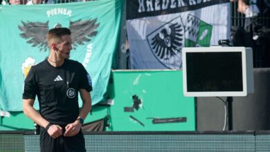 Um torcedor mascarado desconectou um monitor do VAR durante uma partida da segunda divisão alemã no domingo (8), impedindo o árbitro de revisar um possível pênalti.nO incidente bizarro ocorreu durante o confronto da Bundesliga 2 entre o Preussen Münster e o visitante Hertha Berlin, quando o árbitro Felix Bickel foi chamado ao monitor à beira do campo, mas viu apenas uma tela preta, já que alguém havia arrancado o cabo de energia.nnDe acordo com o site do Münster, um torcedor mascarado havia se infiltrado na área interna e desligado o monitor do VAR, sabotando o processo de revisão. A mídia alemã informou que, ao mesmo tempo, torcedores da equipe da casa exibiram uma faixa com os dizeres: “Puxe o plugue do VAR”.nn🚨💣 THE CRAZIEST INCIDENT OF 2026 💀🤣nIn the German Second Division, two Münster fans stormed the pitch during their home match against Hertha Berlin and literally stole the VAR cable — causing the giant screen to go completely black! 😳nThe referee was heading over to review… pic.twitter.com/X4Rk1CVPitn— Topskills Sports UK (@topskillsportuk) March 8, 2026nnSem que o árbitro de campo conseguisse ver o replay, a árbitra de VAR, Katrin Rafalski, em Colônia, foi obrigada a tomar a decisão remotamente, concluindo que o lance foi de fato uma falta. Bickel marcou o pênalti que foi convertido pelo Hertha.nA equipe de Berlim acabou vencendo a partida por 2 a 1, com um gol nos acréscimos.nMais tarde, o Münster afirmou que o incidente parecia ter sido uma ação planejada e que o clube fará tudo ao seu alcance para identificar os responsáveis.nn🖥️ "𝐏𝐮𝐥𝐥 𝐭𝐡𝐞 𝐩𝐥𝐮𝐠 𝐨𝐧 𝐕𝐀𝐑" ❌nPreussen Münster fans displayed this banner after a masked fan unplugged the VAR monitor during their Bundesliga 2 game against Hertha Berlin.nThe referee went to the screen to check a potential penalty, but found the screen blank. pic.twitter.com/gAiXfbdboZn— DW Sports (@dw_sports) March 9, 2026nnhttps://stories.cnnbrasil.com.br/esportes/brasil-enfrentara-panama-em-despedida-do-pais-antes-de-ir-a-copa-do-mundo/n&nbsp;