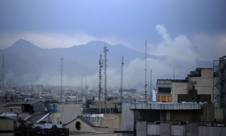 Explosões foram registradas no centro de Teerã, capital do Irã, próximas ao local da grande manifestação do Dia de Al Quds, ato anual em apoio à causa palestina e contra a ocupação de Jerusalém, segundo a agência estatal Tasnim.nFotos e vídeos da marcha desta sexta-feira (13), realizada em apoio aos palestinos, mostraram a presença de milhares de pessoas.nUm vídeo publicado pela Tasnim no Telegram mostra pessoas em um protesto entoando cânticos enquanto a fumaça de uma das explosões se alastra nas proximidades.nnnO que está acontecendo no Oriente Médio?nOs Estados Unidos e Israel estão em guerra com o Irã. O conflito teve início no dia 28 de fevereiro, quando um ataque coordenado entre os dois países matou o líder supremo do país, Ali Khamenei, em Teerã.nDiversas autoridades do alto escalão do regime iraniano também foram mortas. Além disso, os EUA alegam terem destruído dezenas de navios do país, assim como sistemas de defesa aérea, aviões e outros alvos militares.nEm retaliação, o regime dos aiatolás fez ataques contra diversos países da região, como Emirados Árabes Unidos, Arábia Saudita, Catar, Bahrein, Kuwait, Jordânia, Iraque e Omã.  As autoridades iranianas dizem que têm como alvo apenas interesses dos Estados Unidos e Israel nessas nações.nMais de 1.200 civis morreram no Irã desde o início da guerra, segundo a Agência de Notícias de Ativistas de Direitos Humanos, que tem sede nos EUA. A Casa Branca, por sua vez, registrou ao menos sete mortes de soldados americanos em relação direta aos ataques iranianos.nO conflito também se expandiu para o Líbano. O Hezbollah, um grupo armado apoiado pelo Irã, atacou o território israelense em retaliação à morte de Ali Khamenei. Com isso, Israel tem realizado ofensivas aéreas contra o que diz ser alvos do Hezbollah no país vizinho. Centenas de pessoas morreram no território libanês desde então.nCom a morte de grande parte de sua liderança, um conselho do Irã elegeu um novo líder supremo: Mojtaba Khamenei, filho de Ali Khamenei. Especialistas apontam que ele não fará mudanças estruturais e representa continuidade da repressão.nDonald Trump mostrou descontentamento com essa escolha, classificando como um "grande erro". Ele havia dito que precisaria estar envolvido no processo e pontuou que Mojtaba seria "inaceitável" para a liderança do Irã. nhttps://stories.cnnbrasil.com.br/internacional/por-que-e-possivel-classificar-conflito-no-oriente-medio-como-guerra/