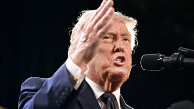 O presidente dos Estados Unidos, Donald Trump, afirmou nesta terça-feira (17) que outros países não o ajudarão na guerra contra o Irã, apesar de ter prometido, na segunda-feira (16), anunciar em breve alguns países que planejavam ajudar a garantir a segurança do Estreito de Ormuz.n"Os Estados Unidos foram informados pela maioria de nossos 'aliados' da Otan de que eles não querem se envolver em nossa operação militar contra o regime terrorista do Irã, no Oriente Médio", disse Trump na Truth Social.nDepois de criticar os países na segunda-feira por não oferecerem ajuda imediata, Trump agora afirma que os EUA não precisam e nem querem a ajuda da Otan. Ele pontuou também que "nunca precisaram" de auxílio.nn"Devido ao sucesso militar que obtivemos, não 'precisamos' mais, nem desejamos, a assistência dos países da Otan — NUNCA PRECISAMOS! Da mesma forma, Japão, Austrália ou Coreia do Sul", comentou.n"Aliás, falando como presidente dos Estados Unidos da América, de longe o país mais poderoso do mundo, NÃO PRECISAMOS DA AJUDA DE NINGUÉM!", adicionou Trump.nhttps://www.youtube.com/watch?v=NFGG7Bk0WxQnO presidente dos EUA não mencionou a China em sua postagem na Truth Social, apesar de tê-la mencionado na segunda-feira.nHá menos de 24 horas, Donald Trump afirmou publicamente que outros países que se beneficiam do Estreito de Ormuz, uma rota crucial para o transporte global de petróleo, deveriam ajudar os EUA na guerra contra o Irã.nhttps://stories.cnnbrasil.com.br/internacional/entenda-por-que-os-eua-nao-conseguem-proteger-o-estreito-de-ormuz/