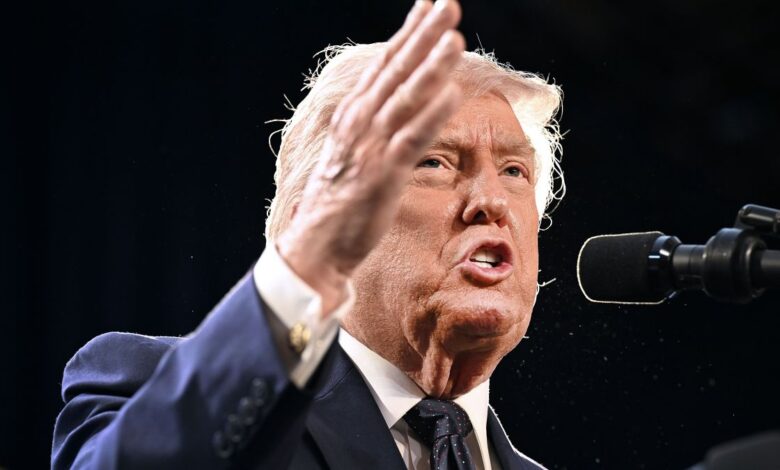 O presidente dos Estados Unidos, Donald Trump, afirmou nesta terça-feira (17) que outros países não o ajudarão na guerra contra o Irã, apesar de ter prometido, na segunda-feira (16), anunciar em breve alguns países que planejavam ajudar a garantir a segurança do Estreito de Ormuz.n"Os Estados Unidos foram informados pela maioria de nossos 'aliados' da Otan de que eles não querem se envolver em nossa operação militar contra o regime terrorista do Irã, no Oriente Médio", disse Trump na Truth Social.nDepois de criticar os países na segunda-feira por não oferecerem ajuda imediata, Trump agora afirma que os EUA não precisam e nem querem a ajuda da Otan. Ele pontuou também que "nunca precisaram" de auxílio.nn"Devido ao sucesso militar que obtivemos, não 'precisamos' mais, nem desejamos, a assistência dos países da Otan — NUNCA PRECISAMOS! Da mesma forma, Japão, Austrália ou Coreia do Sul", comentou.n"Aliás, falando como presidente dos Estados Unidos da América, de longe o país mais poderoso do mundo, NÃO PRECISAMOS DA AJUDA DE NINGUÉM!", adicionou Trump.nhttps://www.youtube.com/watch?v=NFGG7Bk0WxQnO presidente dos EUA não mencionou a China em sua postagem na Truth Social, apesar de tê-la mencionado na segunda-feira.nHá menos de 24 horas, Donald Trump afirmou publicamente que outros países que se beneficiam do Estreito de Ormuz, uma rota crucial para o transporte global de petróleo, deveriam ajudar os EUA na guerra contra o Irã.nhttps://stories.cnnbrasil.com.br/internacional/entenda-por-que-os-eua-nao-conseguem-proteger-o-estreito-de-ormuz/