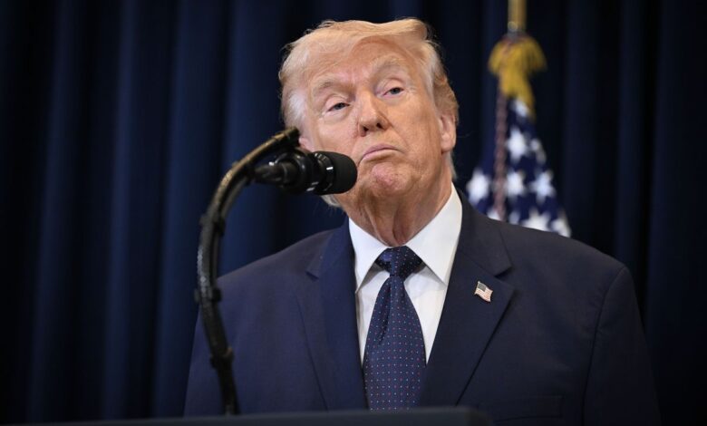 Integrantes da cúpula do PT veem a proposta dos Estados Unidos de equiparar facções brasileiras a organizações terroristas como uma primeira tentativa do presidente Donald Trump de interferir nas eleições presidenciais deste ano no Brasil. Rechaçada pelo governo Lula, a ideia tem o apoio do senador Flávio Bolsonaro (PL-RJ), pré-candidato à Presidência da República.nA sigla e o próprio Palácio do Planalto sempre trataram como possibilidade uma ofensiva de Trump na disputa presidencial no Brasil, na tentativa de projetar a direita na América Latina. Peru e Colômbia também têm eleições neste ano.nnO diálogo que vem sendo aberto entre Trump e Lula desde a Assembleia Geral da ONU (Organização das Nações Unidas), em setembro do ano passado, deu algum alívio para o entorno do presidente brasileiro.nPorém, a retomada da possibilidade da proposta de classificar grupos como PCC (Primeiro Comando da Capital) e CV (Comando Vermelho) como organizações terroristas voltou a elevar a desconfiança sobre as intenções do americano.nNo domingo (8), o ministro das Relações Exteriores, Mauro Vieira, conversou com o secretário de Estado americano, Marco Rubio, sobre uma parceria para o combate ao crime organizado.nO tema deve ser um dos pontos principais de uma visita de Lula a Trump. Inicialmente previsto para este mês, o encontro ainda não tem data marcada. A justificativa para o adiamento é a guerra com o Irã.nAo mesmo tempo em que busca preservar o diálogo com Trump, o governo brasileiro tenta evitar que facções sejam classificadas como organizações terroristas com o argumento de que a medida impõe risco à soberania. Além de poder acarretar graves consequências ao país, incluindo brecha para ações militares e sanções comerciais.nO próprio Lula, em conversa com Trump em dezembro, já havia tratado do combate às facções. O objetivo do governo é atrair os EUA para uma parceria no combate ao crime organizado.nA preocupação é que o tema, uma das bandeiras reivindicadas pela oposição, possa ser usado em mais uma tentativa de contaminar o diálogo entre o Palácio do Planalto e a Casa Branca.nEm maio de 2025, o senador Flávio Bolsonaro entregou a uma comitiva americana enviada pelo presidente Donald Trump um dossiê elaborado pelas Secretarias de Segurança Pública do Rio de Janeiro e de São Paulo, que relaciona as atuações das facções ao terrorismo.nNa ocasião, os representantes do governo Trump também foram recebidos por técnicos do Ministério da Justiça e Segurança Pública e ouviram que, no Brasil, as facções não podem ser classificadas pela legislação como organizações terroristas, e sim como criminosas.nDepois disso, o Congresso aprovou a Lei Antifacção e agora avança com a PEC da Segurança Pública. As novas legislações têm sido usadas como argumentos pelo governo para desestimular a equiparação das facções a organizações terroristas.nNesta segunda-feira (9), o presidente do PT, Edinho Silva, disse que o Brasil não é “um puxadinho” do presidente norte-americano Donald Trump, em referência a proposta dos EUA de equiparar facções criminosas brasileira a organizações terroristas internacionais.n"O governo Lula trabalha para acabar com o crime, e atua em aliança com diversos países. Não se deixe levar por respostas simples para problemas que exigem firmeza e inteligência. Você precisa saber a verdade sobre a proposta do Trump em classificar facções criminosas como organizações terroristas. Cuidado, a soberania brasileira não pode ser atacada", afirmou.nhttps://www.youtube.com/watch?v=4YEeZwkdxCM