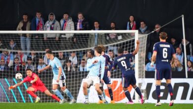 Celta de Vigo e Lyon empataram por 1 a 1 nesta quinta-feira (12), no Estádio Balaídos, na Espanha, pelo jogo de ida das oitavas de final da Europa League.nCom gol de Endrick aos 42 minutos do segundo tempo, o duelo marcou o primeiro encontro da história entre as duas equipes.nnnnO confronto também foi a estreia de Endrick na fase mata-mata da competição pelo clube francês. O atacante brasileiro soma agora seis gols e três assistências em dez partidas pelo Lyon.nn&nbsp;n&nbsp;nEndrick já havia enfrentado o Celta anteriormente. Quando atuava pelo Real Madrid, o brasileiro marcou dois gols em 11 minutos contra o time espanhol.nO placar foi aberto aos 25 minutos do primeiro tempo. Após contra-ataque, Javi Rueda finalizou de pé direito dentro da área para colocar o Celta em vantagem.nAntes do intervalo, Borja Iglesias recebeu cartão amarelo após entrada em adversário.nNa segunda etapa, o Celta voltou à frente no marcador, mas acumulou advertências. Óscar Mingueza foi amarelado aos 48 minutos, e Nicolás Tagliafico recebeu cartão amarelo pouco depois.nAos 54 minutos, Borja Iglesias recebeu o segundo cartão amarelo e foi expulso, deixando a equipe espanhola com um jogador a menos.nO Lyon pressionou na reta final e chegou ao empate nos acréscimos. Endrick recebeu fora da área e finalizou de pé esquerdo para marcar o gol que definiu o placar em Vigo.nO jogo de volta das oitavas de final será disputado na França.nhttps://stories.cnnbrasil.com.br/esportes/imparavel-e-deslumbrante-imprensa-europeia-exalta-endrick/n&nbsp;