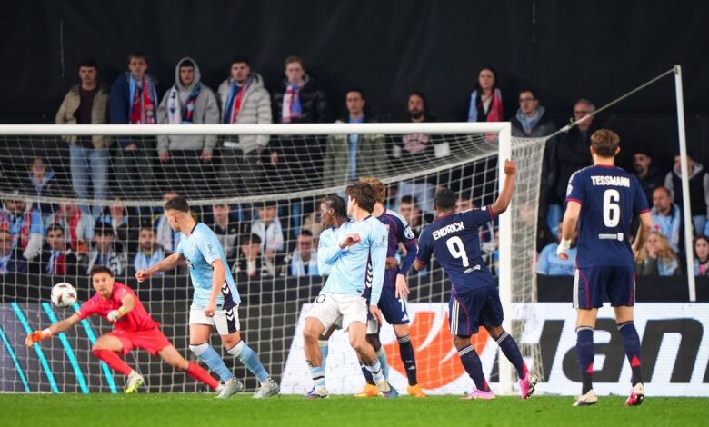 Celta de Vigo e Lyon empataram por 1 a 1 nesta quinta-feira (12), no Estádio Balaídos, na Espanha, pelo jogo de ida das oitavas de final da Europa League.nCom gol de Endrick aos 42 minutos do segundo tempo, o duelo marcou o primeiro encontro da história entre as duas equipes.nnnnO confronto também foi a estreia de Endrick na fase mata-mata da competição pelo clube francês. O atacante brasileiro soma agora seis gols e três assistências em dez partidas pelo Lyon.nn&nbsp;n&nbsp;nEndrick já havia enfrentado o Celta anteriormente. Quando atuava pelo Real Madrid, o brasileiro marcou dois gols em 11 minutos contra o time espanhol.nO placar foi aberto aos 25 minutos do primeiro tempo. Após contra-ataque, Javi Rueda finalizou de pé direito dentro da área para colocar o Celta em vantagem.nAntes do intervalo, Borja Iglesias recebeu cartão amarelo após entrada em adversário.nNa segunda etapa, o Celta voltou à frente no marcador, mas acumulou advertências. Óscar Mingueza foi amarelado aos 48 minutos, e Nicolás Tagliafico recebeu cartão amarelo pouco depois.nAos 54 minutos, Borja Iglesias recebeu o segundo cartão amarelo e foi expulso, deixando a equipe espanhola com um jogador a menos.nO Lyon pressionou na reta final e chegou ao empate nos acréscimos. Endrick recebeu fora da área e finalizou de pé esquerdo para marcar o gol que definiu o placar em Vigo.nO jogo de volta das oitavas de final será disputado na França.nhttps://stories.cnnbrasil.com.br/esportes/imparavel-e-deslumbrante-imprensa-europeia-exalta-endrick/n&nbsp;