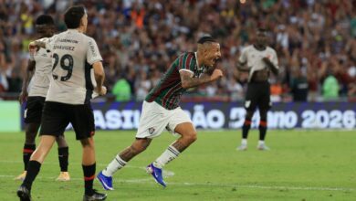 O Fluminense venceu o Athletico-PR por 3 a 2 em partida disputada no Maracanã, válida pela 6ª rodada do Campeonato Brasileiro 2026.nCom o resultado, o Fluminense chegou aos 13 pontos e assumiu a vice-liderança da competição, atrás apenas do São Paulo pelos critérios de desempate.nO Athletico-PR permanece com 7 pontos, ocupando a 10ª posição na tabela de classificação.nnComo foi o jogonO Athletico-PR abriu o placar logo aos 4 minutos com Steven Mendoza, após assistência de Bruno Zapelli.nA resposta do Fluminense veio rápida, com Hércules empatando aos 9 minutos após erro na saída de bola do goleiro Santos.nO jogo ganhou contornos dramáticos aos 28 minutos, quando Bruno Zapelli foi expulso após revisão do VAR por entrada forte em Samuel Xavier.nMesmo com um jogador a menos, o Athletico-PR conseguiu virar o placar aos 36 minutos do primeiro tempo com Agustín Canobbio.nO Fluminense dominou as ações no segundo tempo, criando diversas oportunidades, refletidas nas 12 finalizações certas contra apenas 2 do adversário.nO gol de empate do Athletico-PR veio aos 29 minutos do segundo tempo com Luiz Gustavo, após cobrança de falta.nNos acréscimos, aos 48 minutos, Guilherme Arana marcou o gol da vitória tricolor com um belo chute da entrada da área.nhttps://stories.cnnbrasil.com.br/esportes/fluminense-acerta-renovacao-de-contrato-de-martinelli-ate-2030/