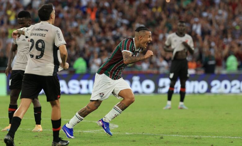 O Fluminense venceu o Athletico-PR por 3 a 2 em partida disputada no Maracanã, válida pela 6ª rodada do Campeonato Brasileiro 2026.nCom o resultado, o Fluminense chegou aos 13 pontos e assumiu a vice-liderança da competição, atrás apenas do São Paulo pelos critérios de desempate.nO Athletico-PR permanece com 7 pontos, ocupando a 10ª posição na tabela de classificação.nnComo foi o jogonO Athletico-PR abriu o placar logo aos 4 minutos com Steven Mendoza, após assistência de Bruno Zapelli.nA resposta do Fluminense veio rápida, com Hércules empatando aos 9 minutos após erro na saída de bola do goleiro Santos.nO jogo ganhou contornos dramáticos aos 28 minutos, quando Bruno Zapelli foi expulso após revisão do VAR por entrada forte em Samuel Xavier.nMesmo com um jogador a menos, o Athletico-PR conseguiu virar o placar aos 36 minutos do primeiro tempo com Agustín Canobbio.nO Fluminense dominou as ações no segundo tempo, criando diversas oportunidades, refletidas nas 12 finalizações certas contra apenas 2 do adversário.nO gol de empate do Athletico-PR veio aos 29 minutos do segundo tempo com Luiz Gustavo, após cobrança de falta.nNos acréscimos, aos 48 minutos, Guilherme Arana marcou o gol da vitória tricolor com um belo chute da entrada da área.nhttps://stories.cnnbrasil.com.br/esportes/fluminense-acerta-renovacao-de-contrato-de-martinelli-ate-2030/