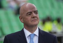 O presidente da FIFA, Gianni Infantino, afirmou nesta quinta-feira (19) que a entidade não tem capacidade de interferir em conflitos geopolíticos e reiterou a intenção de manter o calendário da Copa do Mundo conforme o planejado, apesar da pressão gerada pela escalada de tensão envolvendo Estados Unidos e Irã.nA declaração foi feita durante reunião do Conselho da Fifa. Sem citar diretamente o conflito, Infantino reconheceu o impacto da situação internacional sobre o torneio, que será disputado em junho com sedes nos Estados Unidos, além de México e Canadá.n“A Fifa não pode resolver conflitos geopolíticos, mas estamos empenhados em usar o poder do futebol e da Copa do Mundo para construir pontes e promover a paz, pois nossos pensamentos estão com aqueles que sofrem como consequência das guerras em curso”, declarou o dirigente.nnA participação da seleção iraniana no Mundial entrou em debate nas últimas semanas. A equipe tem três partidas previstas na fase de grupos, todas em território norte-americano, sendo duas em Los Angeles e uma em Seattle. Diante do cenário político, autoridades iranianas passaram a discutir a possibilidade de não atuar nos Estados Unidos.nO embaixador do Irã no México sugeriu a transferência dos jogos para solo mexicano, hipótese que não é considerada pela Fifa neste momento. A posição foi reforçada pelo presidente da federação iraniana, Mehdi Taj, que indicou um possível boicote apenas aos jogos em território norte-americano.n“A seleção nacional está realizando um período de treinamento na Turquia, e também jogaremos duas partidas amistosas lá. Vamos boicotar os Estados Unidos, mas não vamos boicotar a Copa do Mundo”, afirmou Taj.nInfantino, por sua vez, descartou mudanças no cronograma da competição e reforçou o compromisso da entidade com a realização do torneio dentro do planejamento estabelecido.n“A Fifa espera que todas as equipes participantes compitam em um espírito de fair play e respeito mútuo. Temos um calendário. Em breve, teremos as 48 seleções confirmadas e queremos que a Copa do Mundo aconteça conforme o planejado”, concluiu.nhttps://stories.cnnbrasil.com.br/esportes/ira-na-copa-do-mundo-relembre-as-participacoes-do-pais-no-mundial/