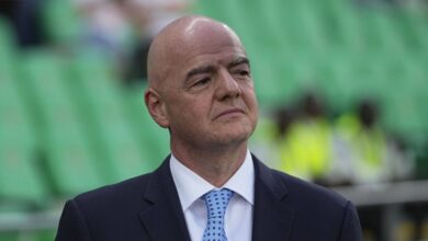 O presidente da FIFA, Gianni Infantino, afirmou nesta quinta-feira (19) que a entidade não tem capacidade de interferir em conflitos geopolíticos e reiterou a intenção de manter o calendário da Copa do Mundo conforme o planejado, apesar da pressão gerada pela escalada de tensão envolvendo Estados Unidos e Irã.nA declaração foi feita durante reunião do Conselho da Fifa. Sem citar diretamente o conflito, Infantino reconheceu o impacto da situação internacional sobre o torneio, que será disputado em junho com sedes nos Estados Unidos, além de México e Canadá.n“A Fifa não pode resolver conflitos geopolíticos, mas estamos empenhados em usar o poder do futebol e da Copa do Mundo para construir pontes e promover a paz, pois nossos pensamentos estão com aqueles que sofrem como consequência das guerras em curso”, declarou o dirigente.nnA participação da seleção iraniana no Mundial entrou em debate nas últimas semanas. A equipe tem três partidas previstas na fase de grupos, todas em território norte-americano, sendo duas em Los Angeles e uma em Seattle. Diante do cenário político, autoridades iranianas passaram a discutir a possibilidade de não atuar nos Estados Unidos.nO embaixador do Irã no México sugeriu a transferência dos jogos para solo mexicano, hipótese que não é considerada pela Fifa neste momento. A posição foi reforçada pelo presidente da federação iraniana, Mehdi Taj, que indicou um possível boicote apenas aos jogos em território norte-americano.n“A seleção nacional está realizando um período de treinamento na Turquia, e também jogaremos duas partidas amistosas lá. Vamos boicotar os Estados Unidos, mas não vamos boicotar a Copa do Mundo”, afirmou Taj.nInfantino, por sua vez, descartou mudanças no cronograma da competição e reforçou o compromisso da entidade com a realização do torneio dentro do planejamento estabelecido.n“A Fifa espera que todas as equipes participantes compitam em um espírito de fair play e respeito mútuo. Temos um calendário. Em breve, teremos as 48 seleções confirmadas e queremos que a Copa do Mundo aconteça conforme o planejado”, concluiu.nhttps://stories.cnnbrasil.com.br/esportes/ira-na-copa-do-mundo-relembre-as-participacoes-do-pais-no-mundial/