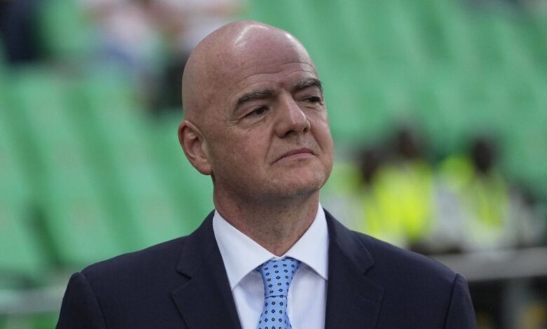 O presidente da FIFA, Gianni Infantino, afirmou nesta quinta-feira (19) que a entidade não tem capacidade de interferir em conflitos geopolíticos e reiterou a intenção de manter o calendário da Copa do Mundo conforme o planejado, apesar da pressão gerada pela escalada de tensão envolvendo Estados Unidos e Irã.nA declaração foi feita durante reunião do Conselho da Fifa. Sem citar diretamente o conflito, Infantino reconheceu o impacto da situação internacional sobre o torneio, que será disputado em junho com sedes nos Estados Unidos, além de México e Canadá.n“A Fifa não pode resolver conflitos geopolíticos, mas estamos empenhados em usar o poder do futebol e da Copa do Mundo para construir pontes e promover a paz, pois nossos pensamentos estão com aqueles que sofrem como consequência das guerras em curso”, declarou o dirigente.nnA participação da seleção iraniana no Mundial entrou em debate nas últimas semanas. A equipe tem três partidas previstas na fase de grupos, todas em território norte-americano, sendo duas em Los Angeles e uma em Seattle. Diante do cenário político, autoridades iranianas passaram a discutir a possibilidade de não atuar nos Estados Unidos.nO embaixador do Irã no México sugeriu a transferência dos jogos para solo mexicano, hipótese que não é considerada pela Fifa neste momento. A posição foi reforçada pelo presidente da federação iraniana, Mehdi Taj, que indicou um possível boicote apenas aos jogos em território norte-americano.n“A seleção nacional está realizando um período de treinamento na Turquia, e também jogaremos duas partidas amistosas lá. Vamos boicotar os Estados Unidos, mas não vamos boicotar a Copa do Mundo”, afirmou Taj.nInfantino, por sua vez, descartou mudanças no cronograma da competição e reforçou o compromisso da entidade com a realização do torneio dentro do planejamento estabelecido.n“A Fifa espera que todas as equipes participantes compitam em um espírito de fair play e respeito mútuo. Temos um calendário. Em breve, teremos as 48 seleções confirmadas e queremos que a Copa do Mundo aconteça conforme o planejado”, concluiu.nhttps://stories.cnnbrasil.com.br/esportes/ira-na-copa-do-mundo-relembre-as-participacoes-do-pais-no-mundial/