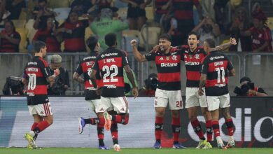 O Flamengo informou, nesta quinta-feira (12), que Lucas Paquetá teve uma fratura no quatro metacarpo da mão direita, que é o osso que liga o pulso ao dedo anelar. A confirmação veio após o meio-campista realizar exames de imagem no Rio de Janeiro.nO camisa 20, contudo, não deve desfalcar o Rubro-Negro. De acordo com o clube, Paquetá utilizará uma imobilização específica na região, o que lhe permitirá manter as atividades no Ninho do Urubu e participar dos jogos do Flamengo sem limitações.nConfira, na íntegra, o comunicado do Flamengo:n“Em exame de imagem realizado na manhã desta quinta-feira, no CT George Helal, o meia teve confirmada uma fratura no 4º metacarpo da mão direita. O atleta utilizará uma imobilização específica na região, o que lhe permitirá treinar e jogar sem limitações.”nnA situação na Série AnA vitória no Maracanã levou o Flamengo aos sete pontos no Brasileirão. O time de Leonardo Jardim subiu para a quinta posição de forma momentânea. O Cruzeiro, com dois pontos, é o vice-lanterna.nnO próximo compromisso do FlamengonO time de Leonardo Jardim volta a campo neste sábado (14): visita o Botafogo, no Nilton Santos, pela sexta rodada do Campeonato Brasileiro. A bola rola às 20h30 (de Brasília).nhttps://stories.cnnbrasil.com.br/esportes/em-encontro-com-trump-messi-ouve-que-e-melhor-que-pele-entenda/n&nbsp;