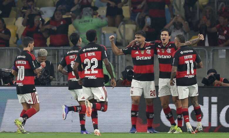 O Flamengo informou, nesta quinta-feira (12), que Lucas Paquetá teve uma fratura no quatro metacarpo da mão direita, que é o osso que liga o pulso ao dedo anelar. A confirmação veio após o meio-campista realizar exames de imagem no Rio de Janeiro.nO camisa 20, contudo, não deve desfalcar o Rubro-Negro. De acordo com o clube, Paquetá utilizará uma imobilização específica na região, o que lhe permitirá manter as atividades no Ninho do Urubu e participar dos jogos do Flamengo sem limitações.nConfira, na íntegra, o comunicado do Flamengo:n“Em exame de imagem realizado na manhã desta quinta-feira, no CT George Helal, o meia teve confirmada uma fratura no 4º metacarpo da mão direita. O atleta utilizará uma imobilização específica na região, o que lhe permitirá treinar e jogar sem limitações.”nnA situação na Série AnA vitória no Maracanã levou o Flamengo aos sete pontos no Brasileirão. O time de Leonardo Jardim subiu para a quinta posição de forma momentânea. O Cruzeiro, com dois pontos, é o vice-lanterna.nnO próximo compromisso do FlamengonO time de Leonardo Jardim volta a campo neste sábado (14): visita o Botafogo, no Nilton Santos, pela sexta rodada do Campeonato Brasileiro. A bola rola às 20h30 (de Brasília).nhttps://stories.cnnbrasil.com.br/esportes/em-encontro-com-trump-messi-ouve-que-e-melhor-que-pele-entenda/n&nbsp;