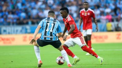 O Grêmio segurou a vantagem de três gols contra o Internacional e levou a melhor na decisão do Campeonato Gaúcho neste domingo (8) no Beira-Rio.nA partida terminou empatada em 1x1, com gols de Alan Patrick para o colorado, e Gustavo Martins, de pênalti.nEm atualização*
