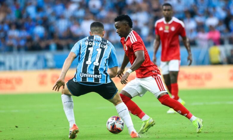 O Grêmio segurou a vantagem de três gols contra o Internacional e levou a melhor na decisão do Campeonato Gaúcho neste domingo (8) no Beira-Rio.nA partida terminou empatada em 1x1, com gols de Alan Patrick para o colorado, e Gustavo Martins, de pênalti.nEm atualização*