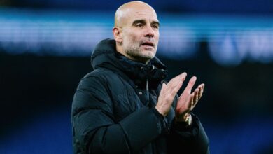 &nbsp;nPep Guardiola viu o Manchester City sofrer uma derrota esmagadora para o Real Madrid, por 3 a 0, no jogo de ida das oitavas de final da Champions League nesta quarta-feira (11).nA estrela da noite no Santiago Bernabéu foi Federico Valverde, autor do hat-trick que decretou a vitória madrinista e a vantagem da equipe de Arbeloa para o jogo de volta, que acontece no Etihad Stadium, na próxima terça-feira (17).nnO jornal Marca, da Espanha, não poupou críticas ao comandante do City, dizendo que Guardiola cavou — mais uma vez — a própria sepultura.n"Prisioneiro do seu próprio estilo de jogo e das suas próprias ideias, o treinador espanhol armou uma cilada, tentando encurralar o Real Madrid na sua própria armadilha… mas foi a sua própria equipe que acabou derrotada no jogo de ida das eliminatórias", começou a publicação.n"O Real Madrid voltou a ser o Real Madrid no melhor palco possível. Vencedores de duelos, dominadores do jogo, sem sofrer defensivamente e explorando cada centímetro atrás de uma zaga frágil e errática".nhttps://www.youtube.com/shorts/cAxI3NSJ7xQn"Golpe difícil de engolir"nO veículo analisou a escolha de Guardiola de jogar com um time mais ofensivo, o que resultou na abertura de espaço para que o Real Madrid jogasse livremente e "em um ambiente que parecia feito sob medida para que brilhassem".n"O objetivo não era estacionar o ônibus para chegar vivo ao Etihad, mas sim adotar uma abordagem mais saudável e evitar se expor tanto a um time que prospera com espaço para correr. Um sistema ousado, com alta pressão, que visava garantir a vitória logo no início, acabou se tornando sua maior ruína", analisou.nGuardiola enfrentou o Real Madrid em 29 oportunidades durante sua carreira, vencendo 14 partidas.n"Eles tiveram apenas três chances no primeiro tempo e marcaram três gols. Colocaram cinco defensores em campo, e foi difícil encontrar espaços", desabafou Guardiola após a dura derrota.n"Agora tudo é mais difícil em nossa mentalidade, mas estaremos lá. Tentaremos com nossa equipe no final, concordamos que podemos fazer melhor para sermos mais ativos no terço final do campo e vamos tentar", disse o espanhol aos repórteres após o fim do confronto.nA equipe agora busca não sofrer um golpe fatal na disputa pelo título da Premier League em duelo no próximo sábado (14), contra o West Ham. O time está a 10 pontos de distância do líder Arsenal — embora esteja com dois jogos a menos.nhttps://stories.cnnbrasil.com.br/esportes/premier-league-haaland-vira-jogador-que-chegou-mais-rapido-a-100-gols/