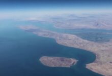 O ministro do petróleo do Iraque afirmou que Bagdá está em negociações com o Irã sobre a possibilidade de permitir que alguns petroleiros iraquianos atravessem o Estreito de Ormuz, informou a agência de notícias estatal na terça-feira (17). O Iraque busca minimizar as interrupções nas exportações de petróleo bruto após os recentes ataques a petroleiros em suas águas territoriais.nO país também trabalha para restaurar um oleoduto desativado que permitiria o bombeamento de petróleo diretamente para o porto de Ceyhan, na Turquia, sem passar pela região do Curdistão, declarou o ministro do petróleo, Hayan Abdel-Ghani, em um vídeo divulgado na segunda-feira (16).nO Iraque concluirá a inspeção de um trecho de 100 km do oleoduto dentro de uma semana para viabilizar as exportações diretas de Kirkuk, acrescentou.nA reabertura do oleoduto Kirkuk-Ceyhan, fechado há mais de uma década, ofereceria uma rota alternativa de exportação em um momento em que a navegação pelo estratégico Estreito de Ormuz está severamente prejudicada pelo conflito no Oriente Médio.nnAs exportações pelo oleoduto de 960 km, que antes transportava cerca de 0,5% da oferta global, foram interrompidas em 2014 após repetidos ataques de militantes do Estado Islâmico.nO Ministério do Petróleo afirmou que as exportações por essa rota poderiam inicialmente atingir cerca de 250 mil barris por dia, aumentando para cerca de 450 mil barris por dia se o petróleo bruto dos campos da região do Curdistão for incluído.nhttps://www.youtube.com/watch?v=kv_ZPK-daSwnBagdá buscou utilizar o oleoduto do Curdistão como rota temporária para o fluxo de petróleo bruto, mas alegou que o Governo Regional do Curdistão impôs condições arbitrárias para seu uso, alertando que poderá tomar medidas legais caso as exportações sejam bloqueadas.nAs autoridades curdas rejeitaram as acusações, afirmando que não estão obstruindo as exportações e que Bagdá não conseguiu resolver os desafios de segurança e econômicos que o setor petrolífero da região enfrenta.nhttps://stories.cnnbrasil.com.br/internacional/por-que-o-estreito-de-ormuz-e-tao-importante-para-a-economia-do-mundo/