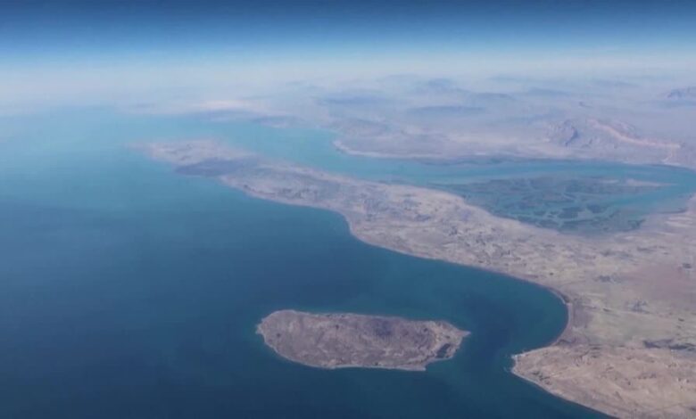 O ministro do petróleo do Iraque afirmou que Bagdá está em negociações com o Irã sobre a possibilidade de permitir que alguns petroleiros iraquianos atravessem o Estreito de Ormuz, informou a agência de notícias estatal na terça-feira (17). O Iraque busca minimizar as interrupções nas exportações de petróleo bruto após os recentes ataques a petroleiros em suas águas territoriais.nO país também trabalha para restaurar um oleoduto desativado que permitiria o bombeamento de petróleo diretamente para o porto de Ceyhan, na Turquia, sem passar pela região do Curdistão, declarou o ministro do petróleo, Hayan Abdel-Ghani, em um vídeo divulgado na segunda-feira (16).nO Iraque concluirá a inspeção de um trecho de 100 km do oleoduto dentro de uma semana para viabilizar as exportações diretas de Kirkuk, acrescentou.nA reabertura do oleoduto Kirkuk-Ceyhan, fechado há mais de uma década, ofereceria uma rota alternativa de exportação em um momento em que a navegação pelo estratégico Estreito de Ormuz está severamente prejudicada pelo conflito no Oriente Médio.nnAs exportações pelo oleoduto de 960 km, que antes transportava cerca de 0,5% da oferta global, foram interrompidas em 2014 após repetidos ataques de militantes do Estado Islâmico.nO Ministério do Petróleo afirmou que as exportações por essa rota poderiam inicialmente atingir cerca de 250 mil barris por dia, aumentando para cerca de 450 mil barris por dia se o petróleo bruto dos campos da região do Curdistão for incluído.nhttps://www.youtube.com/watch?v=kv_ZPK-daSwnBagdá buscou utilizar o oleoduto do Curdistão como rota temporária para o fluxo de petróleo bruto, mas alegou que o Governo Regional do Curdistão impôs condições arbitrárias para seu uso, alertando que poderá tomar medidas legais caso as exportações sejam bloqueadas.nAs autoridades curdas rejeitaram as acusações, afirmando que não estão obstruindo as exportações e que Bagdá não conseguiu resolver os desafios de segurança e econômicos que o setor petrolífero da região enfrenta.nhttps://stories.cnnbrasil.com.br/internacional/por-que-o-estreito-de-ormuz-e-tao-importante-para-a-economia-do-mundo/