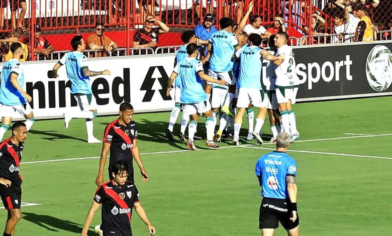 Goiás abre vantagem na final e Atlético-GO demite treinador