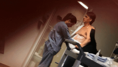 O ex-vereador Carlos Bolsonaro (PL-RJ) publicou na noite de segunda-feira (17) uma foto do seu pai, o ex-presidente Jair Bolsonaro (PL), no hospital. Segundo Carlos, o estado de saúde do ex-chefe do Executivo é "delicado" e segue sendo monitorado.n"Seu estado continua muito delicado e está sendo monitorado constantemente para evitar qualquer nova piora no quadro. Consegui conversar um pouco com ele, mas a dificuldade para falar ainda é grande, assim como os soluços que permanecem. Todo o processo de observação segue sensível e necessário", declarou o ex-vereador em perfil em rede social.nNa foto divulgada por Carlos, Bolsonaro aparece no hospital, sendo atendido por uma profissional de saúde. O ex-vereador não deixa claro se a foto foi feita durante o período da última internação de Bolsonaro.nnBolsonaro passou mal na última sexta-feira (13), com vômitos e calafrios, segundo o seu filho mais velho, o senador Flávio Bolsonaro (PL-RJ). O ex-presidente foi levado da Papudinha, complexo penitenciário onde está preso desde janeiro deste ano, para o hospital DF Star, em Brasília.nConforme mostrou boletim médico divulgado no mesmo dia em que Bolsonaro foi levado ao hospital, o ex-chefe do Executivo foi diagnosticado com um quadro de broncopneumonia bacteriana. A broncopneumonia é uma infecção pulmonar causada pela interação de um agente infeccioso com o sistema imunológico da pessoa infectada, o que faz com que os tecidos pulmonares sejam preenchidos por secreção pulmonar, produtos da infecção e células inflamatórias.nO líder do bolsonarismo chegou a ser internado na UTI (Unidade de Terapia Intensiva), mas respondeu bem aos medicamentos e teve uma melhora clínica. O ex-presidente teve sua classificação de atendimento alterada de UTI para unidade semi-intensiva.nSegundo Carlos, no entanto, a pneumonia persiste e Bolsonaro segue com a respiração "muito debilitada". O ex-vereador disse ainda que deve visitar novamente o ex-presidente nesta terça-feira (17).nhttps://www.youtube.com/watch?v=BoSySehxcSU