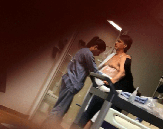 O ex-vereador Carlos Bolsonaro (PL-RJ) publicou na noite de segunda-feira (17) uma foto do seu pai, o ex-presidente Jair Bolsonaro (PL), no hospital. Segundo Carlos, o estado de saúde do ex-chefe do Executivo é "delicado" e segue sendo monitorado.n"Seu estado continua muito delicado e está sendo monitorado constantemente para evitar qualquer nova piora no quadro. Consegui conversar um pouco com ele, mas a dificuldade para falar ainda é grande, assim como os soluços que permanecem. Todo o processo de observação segue sensível e necessário", declarou o ex-vereador em perfil em rede social.nNa foto divulgada por Carlos, Bolsonaro aparece no hospital, sendo atendido por uma profissional de saúde. O ex-vereador não deixa claro se a foto foi feita durante o período da última internação de Bolsonaro.nnBolsonaro passou mal na última sexta-feira (13), com vômitos e calafrios, segundo o seu filho mais velho, o senador Flávio Bolsonaro (PL-RJ). O ex-presidente foi levado da Papudinha, complexo penitenciário onde está preso desde janeiro deste ano, para o hospital DF Star, em Brasília.nConforme mostrou boletim médico divulgado no mesmo dia em que Bolsonaro foi levado ao hospital, o ex-chefe do Executivo foi diagnosticado com um quadro de broncopneumonia bacteriana. A broncopneumonia é uma infecção pulmonar causada pela interação de um agente infeccioso com o sistema imunológico da pessoa infectada, o que faz com que os tecidos pulmonares sejam preenchidos por secreção pulmonar, produtos da infecção e células inflamatórias.nO líder do bolsonarismo chegou a ser internado na UTI (Unidade de Terapia Intensiva), mas respondeu bem aos medicamentos e teve uma melhora clínica. O ex-presidente teve sua classificação de atendimento alterada de UTI para unidade semi-intensiva.nSegundo Carlos, no entanto, a pneumonia persiste e Bolsonaro segue com a respiração "muito debilitada". O ex-vereador disse ainda que deve visitar novamente o ex-presidente nesta terça-feira (17).nhttps://www.youtube.com/watch?v=BoSySehxcSU