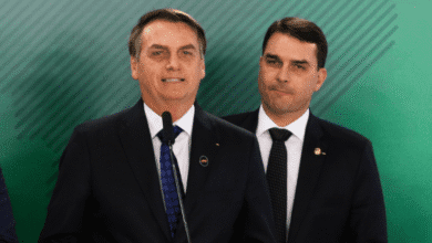 O ex-presidente Jair Bolsonaro (PL) deve repassar orientações eleitorais a aliados políticos por meio do filho Flávio Bolsonaro. O senador e pré-candidato à presidência da República foi escolhido porta-voz do pai ainda no final do ano passado.nNo PL, no entanto, lideranças projetam que novos conflitos podem ocorrer com a ex-primeira-dama, Michelle Bolsonaro.nnCom as restrições às visitas durante a prisão domiciliar, Bolsonaro não conseguirá se colocar pessoalmente na articulação que vinha fazendo desde que estava na Papudinha. Na prisão, ele recebeu diversos aliados para guiar as disputas nos estados, indicando quem iria para o Senado e para vagas de deputado federal.nFoi do complexo penitenciário que partiram ordens, por exemplo, para que um fiel aliado, Hélio Bolsonaro, trocasse o domicílio eleitoral do Rio de Janeiro para Roraima para disputar uma vaga ao Senado.nQuem estará com Bolsonaro no dia a dia e tem poder de influência sobre os cenários, no entanto, é Michelle. No Ceará, por exemplo, Michelle quer emplacar Priscila Costa, que é vereadora de Fortaleza, ex-deputada federal e atual vice-presidente nacional do PL Mulher.nO presidente do PL, Valdemar Costa Neto, no entanto, tem outros planos para alianças locais. A disputa no estado rendeu uma crise pública com os filhos do ex-presidente.nNa decisão que permitirá a prisão domiciliar por 90 dias, o ministro do STF (Supremo Tribunal Federal) Alexandre de Moraes, restringiu as visitas sob a justificativa de "evitar risco de sepse e controle de infecções".nOs filhos Flávio Bolsonaro, Carlos Bolsonaro e Jair Renan Bolsonaro têm autorização permanente para visitar o pai, desde que aconteça "nas mesmas condições legais do estabelecimento prisional, ou seja, às quarta-feiras e sábados, em um dos seguintes horários: 8h às 10h, 11h às 13h e 14h às 16h".