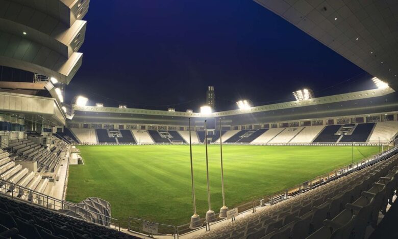 A principal liga de futebol do Catar será retomada nesta semana após a suspensão nacional de atividades esportivas imposta em meio a preocupações de segurança durante a campanha militar de Estados Unidos e Israel contra o Irã. A informação foi divulgada nesta segunda-feira (9) pela Fundação da Liga das Estrelas do Catar (QSL).nA liga voltará com partidas na quinta-feira (12) e na sexta-feira (13), informou a organização.nnO Catar havia interrompido todas as competições esportivas em 1º de março depois que ataques com mísseis e drones do Irã levaram as autoridades a fechar o espaço aéreo do país.nNa ocasião, a Associação de Futebol do Catar (QFA) afirmou que os eventos estavam adiados “até novo aviso”.nA paralisação coincidiu com interrupções de voos e atrasos em calendários esportivos em todo o Golfo, à medida que países ativaram sistemas de defesa aérea e companhias aéreas redirecionaram rotas.nTrês partidas estão programadas simultaneamente para a noite de quinta-feira: Al Sailiya x Al Duhail, no estádio Jassim bin Hamad; Al Wakrah x Al Shamal, no Ahmad bin Ali; e Qatar SC x Al Gharafa, no Al Thumama.nA 18ª rodada será concluída na sexta-feira com Al Ahli x Al Arabi, no Al Thumama; Al Rayyan x Al Shahania, no Ahmad bin Ali; e o líder Al Sadd contra o Umm Salal, no Jassim bin Hamad.nO Al Sadd lidera a tabela após 17 partidas, com 38 pontos, quatro à frente do Al Gharafa. O Al Shamal aparece em terceiro, com 31.nhttps://stories.cnnbrasil.com.br/esportes/veja-como-conflito-no-oriente-medio-afeta-eventos-esportivos/