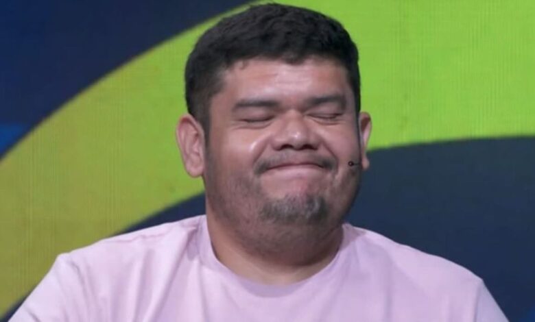 Uma pergunta envolvendo literatura mundial e história da Argentina fez um participante perder R$ 300 mil durante o quadro Quem Quer Ser Um Milionário?, do "Domingão com Huck", neste domingo (8).nDurante a dinâmica, o apresentador, Luciano Huck, questionou Luiz Cordovil, de Tefé, no Amazonas, da seguinte forma: "Qual desses clássicos da literatura mundial a ditadura argentina proibiu?". Em caso de acerto, ele levaria o determinado valor e avançaria para a pergunta de R$ 500 mil.nn&nbsp;nNa sequência, foram as lidas as seguintes opções de resposta: "Dom Quixote", de Miguel de Cervantes; "A Montanha Mágica", de Thomas Mann; "Guerra e Paz", de Liev Tolstói; e o "O Pequeno Príncipe", de Antonie de Saint-Exupéry.nApós usar a última ajuda, as duas primeiras alternativas foram eliminadas por Luiz. Depois, ele admitiu não saber a resposta, mas decidiu apostar em "Guerra e Paz", clássico da literatura russa. O correto, no entanto, era o francês "O Pequeno Príncipe".nhttps://stories.cnnbrasil.com.br/entretenimento/dia-da-televisao-relembre-os-programas-mais-marcantes-da-tv-brasileira/