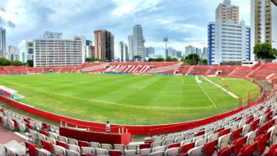 Náutico e Sport se enfrentam neste domingo (8), às 18h (de Brasília), pela partida de volta da final do Campeonato Pernambucano. O duelo acontece no Estádio dos Aflitos, no Recife.nnnO Leão busca o seu 46º título da competição, enquanto o Timbu tenta conquistar seu 25º troféu.nEm 20 finais disputadas entre as equipes, o Sport venceu 13 vezes e o Timbu levantou a taça em sete oportunidades.nNo confronto de ida os rivais empataram por 3 a 3 na Ilha do Retiro, em Recife. nIury Castilho (duas vezes) e Yago Felipe fizeram para o Leão, enquanto Paulo Sérgio, Benevenuto (contra) e Wanderson fizeram os gols do Timbu.nEm caso de novo empate, a final vai para as penalidades.nCampanhas das equipesnO Sport chegou à quarta final consecutiva após vencer o Retrô por 3 a 2. Já o Náutico venceu o Santa Cruz por 2 a 0.nCom 100% de aproveitamento jogando na Ilha do Retiro, o Sport chega na final do Pernambucano com seis vitórias, dois empates e apenas uma derrota em nove jogos.nJá o Náutico também faz uma boa positiva na competição. A equipe chega na decisão com o Leão com oito vitórias e também apenas uma derrota nas mesmas nove partidas.nO Clássico dos Clássicos terá transmissão do Premiere.nOnde assistir a Náutico x SportnnTV: PremierennFicha técnica de Náutico x SportnnData: 08/03/2026nHorário: 18h (de Brasília)nLocal: Ilha do Retiro, no RecifenRodada: Final - voltannhttps://stories.cnnbrasil.com.br/esportes/taca-da-copa-do-mundo-desembarca-no-brasil-veja-fotos/