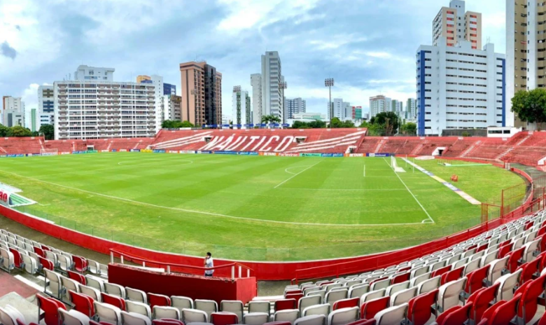 Náutico e Sport se enfrentam neste domingo (8), às 18h (de Brasília), pela partida de volta da final do Campeonato Pernambucano. O duelo acontece no Estádio dos Aflitos, no Recife.nnnO Leão busca o seu 46º título da competição, enquanto o Timbu tenta conquistar seu 25º troféu.nEm 20 finais disputadas entre as equipes, o Sport venceu 13 vezes e o Timbu levantou a taça em sete oportunidades.nNo confronto de ida os rivais empataram por 3 a 3 na Ilha do Retiro, em Recife. nIury Castilho (duas vezes) e Yago Felipe fizeram para o Leão, enquanto Paulo Sérgio, Benevenuto (contra) e Wanderson fizeram os gols do Timbu.nEm caso de novo empate, a final vai para as penalidades.nCampanhas das equipesnO Sport chegou à quarta final consecutiva após vencer o Retrô por 3 a 2. Já o Náutico venceu o Santa Cruz por 2 a 0.nCom 100% de aproveitamento jogando na Ilha do Retiro, o Sport chega na final do Pernambucano com seis vitórias, dois empates e apenas uma derrota em nove jogos.nJá o Náutico também faz uma boa positiva na competição. A equipe chega na decisão com o Leão com oito vitórias e também apenas uma derrota nas mesmas nove partidas.nO Clássico dos Clássicos terá transmissão do Premiere.nOnde assistir a Náutico x SportnnTV: PremierennFicha técnica de Náutico x SportnnData: 08/03/2026nHorário: 18h (de Brasília)nLocal: Ilha do Retiro, no RecifenRodada: Final - voltannhttps://stories.cnnbrasil.com.br/esportes/taca-da-copa-do-mundo-desembarca-no-brasil-veja-fotos/