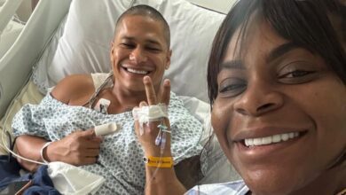 A influenciadora Jojo Todynho, 29, compartilhou um registro no hospital ao lado do namorado, Thiago Gonçalves, 39, neste domingo (8).nNa última semana, ele sofreu um infarto e precisou ser internado às pressas no Rio de Janeiro. "Com essa cuidadora de sênior não faltam alegria e positividade!", escreveu a artista nas redes sociais.nnNos stories, Jojo aproveitou para atualizar o quadro de saúde de Thiago. "Estávamos conversando com o médico e ele falou que o colesterol foi a maior causa [para ocorrer o infarto]. Tem que fazer o monitoramento, [agora] ele vai ser acompanhado por cardiologista", disse.nnnnnnnnnnnnnVer essa foto no InstagramnnnnnnnnnnnnnnnnnnnnnnnUm post compartilhado por JoJo (@jojotodynho)nnnnNo sábado (7), Todynho disse que namorado está bem e que ele não é de verbalizar o que sente. "Vai guardando. No ano passado, ele perdeu a avó de câncer, teve muito estresse, trabalho e o homem quer dar conta de tudo, acha que é uma máquina de guerra", comentou.n"Ele se cuida muito, mas tem hora que o cansaço vai vencendo e a máquina dá uma pifada. Mas, graças a Deus, está bem. Descartando qualquer hipótese de anabolizantes", concluiu.nhttps://www.youtube.com/watch?v=a6SjdwJJKFMnhttps://stories.cnnbrasil.com.br/saude/https-www-cnnbrasil-com-br-saude-rubinho-tem-sintomas-de-infarto-em-vale-tudo-como-reconhecer-crise/