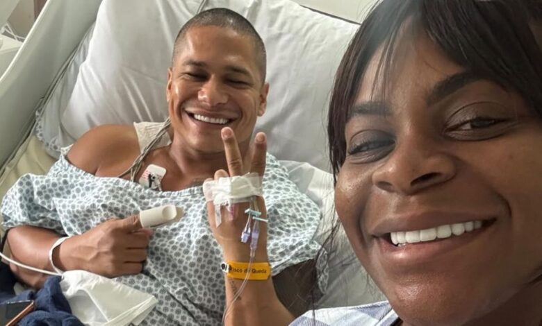 A influenciadora Jojo Todynho, 29, compartilhou um registro no hospital ao lado do namorado, Thiago Gonçalves, 39, neste domingo (8).nNa última semana, ele sofreu um infarto e precisou ser internado às pressas no Rio de Janeiro. "Com essa cuidadora de sênior não faltam alegria e positividade!", escreveu a artista nas redes sociais.nnNos stories, Jojo aproveitou para atualizar o quadro de saúde de Thiago. "Estávamos conversando com o médico e ele falou que o colesterol foi a maior causa [para ocorrer o infarto]. Tem que fazer o monitoramento, [agora] ele vai ser acompanhado por cardiologista", disse.nnnnnnnnnnnnnVer essa foto no InstagramnnnnnnnnnnnnnnnnnnnnnnnUm post compartilhado por JoJo (@jojotodynho)nnnnNo sábado (7), Todynho disse que namorado está bem e que ele não é de verbalizar o que sente. "Vai guardando. No ano passado, ele perdeu a avó de câncer, teve muito estresse, trabalho e o homem quer dar conta de tudo, acha que é uma máquina de guerra", comentou.n"Ele se cuida muito, mas tem hora que o cansaço vai vencendo e a máquina dá uma pifada. Mas, graças a Deus, está bem. Descartando qualquer hipótese de anabolizantes", concluiu.nhttps://www.youtube.com/watch?v=a6SjdwJJKFMnhttps://stories.cnnbrasil.com.br/saude/https-www-cnnbrasil-com-br-saude-rubinho-tem-sintomas-de-infarto-em-vale-tudo-como-reconhecer-crise/