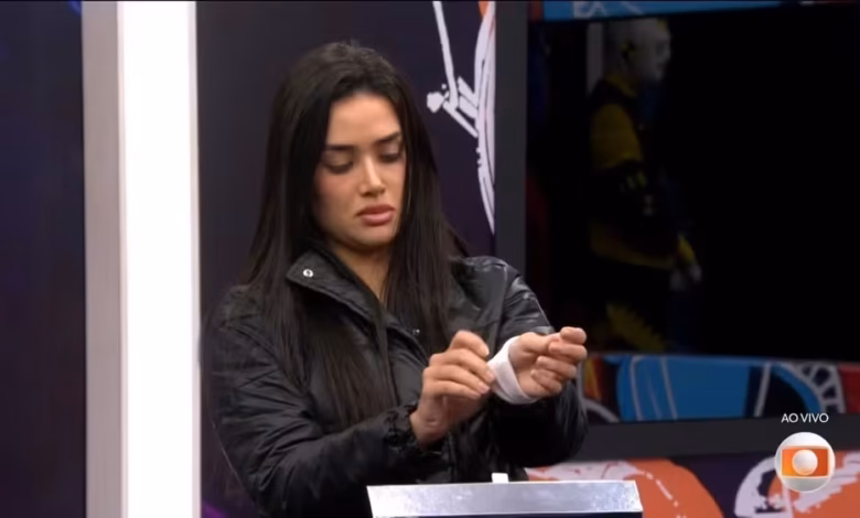 Na noite deste sábado (21), aconteceu a etapa final do "Triângulo de Risco", dinâmica inédita do BBB 26, que definiu o primeiro participante no Paredão desta semana. nApós a primeira fase, realizada na sexta-feira (20), Leandro Boneco havia sido o emparedado inicialmente. Na etapa decisiva, ele teve a chance de se salvar e emparedar outro participante em seu lugar. Ao final, o brother conseguiu escapar da berlinda e Jordana está no Paredão. nA disputa foi exibida ao vivo, sob comando de Tadeu Schmidt, e contou com a participação de Jonas e Jordana, escolhidos por Leandro para a dinâmica. Veja abaixo como foi.nnComo foi a etapa final do "Triângulo de Risco"nNa dinâmica desta noite, Leandro recebeu um cartão com a palavra “PAREDÃO” e o escondeu em uma das três caixas disponíveis. Ele escolheu a caixa nº 2. Em seguida, o brother selecionou Jonas e Jordana para participar da disputa e definiu a ordem de escolha entre eles.nAssim, Jonas escolheu ficar com a caixa 3, Jordana com a 2, e Leandro com a 1. Antes da revelação, os três puderam realizar uma rodada de trocas.nEm uma jogada arriscada, Leandro decidiu trocar de caixa com Jordana, passando a ficar com a 2 — onde estava o Paredão. Já Jonas optou por manter sua escolha, enquanto Jordana decidiu trocar novamente com Leandro.nAo final, todos abriram as caixas simultaneamente. Por fim, Jordana ficou com o cartão “PAREDÃO” e foi confirmada na berlinda da semana.nO resultado da dinâmica tem impacto direto na formação do Paredão deste domingo (22), que ainda contará com a indicação do Líder, o participante mais votado pela casa e o contragolpe do mais votado. Na sequência, a Prova Bate e Volta define o Paredão triplo da semana.nVeja o momento:nnLeandro Boneco colocou a pulseira na Caixa 2, que foi escolhida por Jordana. Com isso, Jordana está no Paredão e Boneco escapou! 💥 #BBB26 #RedeBBB pic.twitter.com/SIhrSvmIXYn— Big Brother Brasil (@bbb) March 22, 2026nnn#TriânguloDeRisco 🔺nBoneco colocou a pulseira na Caixa 2, e escolheu Jonas e Jordana para o Triângulo de Risco! 💥 #BBB26 #RedeBBB pic.twitter.com/tviGvovdvjn— Big Brother Brasil (@bbb) March 22, 2026nnhttps://www.youtube.com/watch?v=Hn9uwVivGfYnhttps://stories.cnnbrasil.com.br/entretenimento/bbb-26-conheca-os-participantes-do-grupo-pipoca/