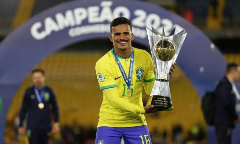 &nbsp;nO técnico Carlo Ancelotti anunciou nesta segunda-feira (23) a convocação do lateral-esquerdo Kaiki, do Cruzeiro, para os amistosos da Seleção contra França e Croácia.nAs partidas estão marcadas para os dias 26 de março, em Boston, e 31 de março, em Orlando, respectivamente.nO lateral fez parte do elenco que venceu o Chile por 3 a 0, em 2025, e venceu o 13º título brasileiro no Sul-Americano Sub-20 de seleções.nnKaiki foi chamado para substituir Alex Sandro, do Flamengo, que sofreu uma lesão durante a partida contra o Corinthians, válida pelo Campeonato Brasileiro. Os times empataram o jogo em 1 a 1 na Neo Química Arena.nLeia na íntegra o boletim do Flamengon"Após ser substituído no intervalo do jogo contra o Corinthians, na noite de domingo (22), em São Paulo, o lateral-esquerdo realizou ressonância magnética logo após deixar a Neo Química Arena. O exame de imagem confirmou lesão muscular na região posterior da coxa direita".nnhttps://stories.cnnbrasil.com.br/esportes/ex-selecao-revela-que-vicio-inusitado-atrapalhou-carreira-no-real/nhttps://www.youtube.com/watch?v=yj8Qc1cV6l4