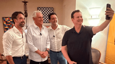 Agora com três pré-candidatos à Presidência oficializados, o PSD deve decidir até o fim deste mês sobre o plano de lançar um nome próprio ao Palácio do Planalto para a eleição de outubro.nA ideia de sacramentar o quanto antes quem encabeçará a chapa — e se o partido terá de fato candidato — pretende evitar que os interessados fiquem com planos amarrados à corrida presidencial.nnO pedido foi feito pelos próprios pré-candidatos ao presidente nacional do PSD, Gilberto Kassab, segundo relatos feitos à CNN.nTodos eles — Ratinho Junior (PR), Ronaldo Caiado (GO) e Eduardo Leite (RS) — têm mandato como governador e podem optar por cumpri-lo até o final caso sejam preteridos na disputa interna. Há também a possibilidade de optarem por concorrer a uma vaga no Legislativo e a antecipação da decisão permite acelerar a montagem de chapas estaduais.nA lei eleitoral exige que os pré-candidatos interessados em disputar a eleição deixem cargos no Executivo até o início de abril. Entre os pré-candidatos do PSD, o que aparece com melhor desempenho numérico nas pesquisas é Ratinho Junior, seguido de Caiado e Leite.nOs dois primeiros têm se alinhado de maneira mais intensa ao bolsonarismo e poderiam se beneficiar numa estratégia na qual o PSD decida se posicionar mais à direita. Já no entorno do governador do Rio Grande do Sul há avaliação de que, dada a heterogeneidade da base do PSD, ele poderia se beneficiar por se posicionar mais ao centro no espectro político.nhttps://www.youtube.com/watch?v=l6p5l9RSzK0