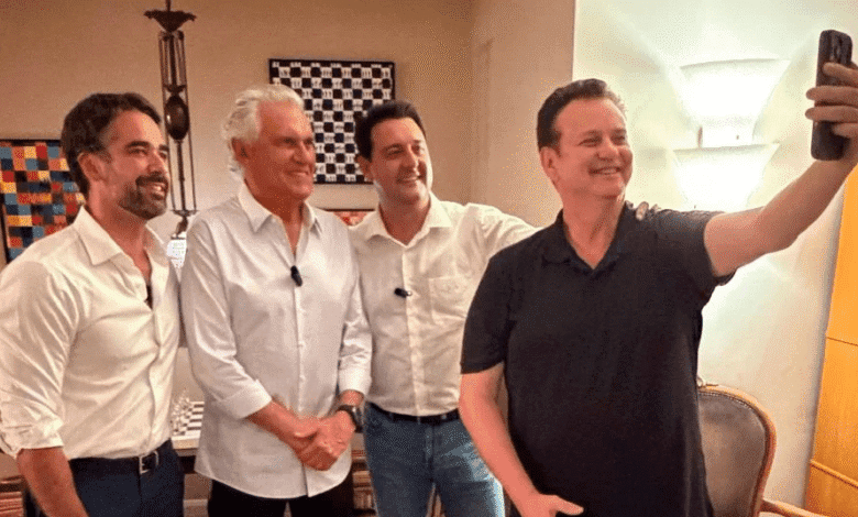 Agora com três pré-candidatos à Presidência oficializados, o PSD deve decidir até o fim deste mês sobre o plano de lançar um nome próprio ao Palácio do Planalto para a eleição de outubro.nA ideia de sacramentar o quanto antes quem encabeçará a chapa — e se o partido terá de fato candidato — pretende evitar que os interessados fiquem com planos amarrados à corrida presidencial.nnO pedido foi feito pelos próprios pré-candidatos ao presidente nacional do PSD, Gilberto Kassab, segundo relatos feitos à CNN.nTodos eles — Ratinho Junior (PR), Ronaldo Caiado (GO) e Eduardo Leite (RS) — têm mandato como governador e podem optar por cumpri-lo até o final caso sejam preteridos na disputa interna. Há também a possibilidade de optarem por concorrer a uma vaga no Legislativo e a antecipação da decisão permite acelerar a montagem de chapas estaduais.nA lei eleitoral exige que os pré-candidatos interessados em disputar a eleição deixem cargos no Executivo até o início de abril. Entre os pré-candidatos do PSD, o que aparece com melhor desempenho numérico nas pesquisas é Ratinho Junior, seguido de Caiado e Leite.nOs dois primeiros têm se alinhado de maneira mais intensa ao bolsonarismo e poderiam se beneficiar numa estratégia na qual o PSD decida se posicionar mais à direita. Já no entorno do governador do Rio Grande do Sul há avaliação de que, dada a heterogeneidade da base do PSD, ele poderia se beneficiar por se posicionar mais ao centro no espectro político.nhttps://www.youtube.com/watch?v=l6p5l9RSzK0