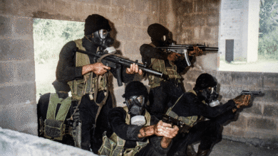 O ministro Alexandre de Moraes, do STF (Supremo Tribunal Federal), determinou o início do cumprimento de pena de sete militares e um agente da PF (Polícia Federal) por participação na trama golpista. Os condenados integram o chamado "núcleo 3" do plano de golpe, composto em parte por militares das Forças Especiais do Exército, os "kids pretos".nO grupo foi julgado Primeira Turma do STF em novembro de 2025 e condenado a penas que vão de um a 24 anos de prisão. Eles tiveram direito a dois recursos, que foram recusados de forma unânime pela Corte.nNa sexta-feira (13), portanto, Moraes decretou o trânsito em julgado da ação e mandou prender os réus que ainda estavam em liberdade por não terem cumprido prisão preventiva.nnO núcleo dos kids pretos é apontado pela PGR (Procuradoria-Geral da República) como o responsável por planejar o assassinato de autoridades, como o presidente Luiz Inácio Lula da Silva (PT), o vice Geraldo Alckmin (PSB), e o ministro Alexandre de Moraes.nOs sete foram condenados por cinco crimes: organização criminosa armada, golpe de Estado, tentativa de abolição do Estado Democrático de Direito, dano qualificado ao patrimônio da União e deterioração do patrimônio público.nVeja as penas dos condenados no núcleo 3:nnHélio Ferreira Lima: pena de 24 anos, sendo 21 anos e seis meses de reclusão e dois anos e seis meses de detenção; 120 dias-multa, no valor de um salário mínimo cada;nRafael Martins de Oliveira: pena de 21 anos, sendo 18 anos e seis meses de reclusão e dois anos e seis meses de detenção; 120 dias-multa;nRodrigo Bezerra de Azevedo: pena de 21 anos, sendo 18 anos e seis meses de reclusão, dois anos e 6 meses de detenção; 120 dias-multa;nWladimir Matos Soares: pena de 21 anos, 18 anos e seis meses de reclusão, dois anos e seis meses de detenção; 120 dias-multa;nBernardo Corrêa Netto: pena de 17 anos, sendo 15 anos de reclusão e dois anos de detenção; 120 dias-multa;nSérgio Ricardo Cavaliere de Medeiros: pena de 17 anos, sendo 15 anos de reclusão e dois anos de detenção; 120 dias-multa; enFabrício Moreira de Bastos: pena de 16 anos, sendo 14 anos de reclusão, dois anos de detenção; 120 dias-multa.nnDos dez réus, a Primeira Turma decidiu absolver apenas um: o general Estevam Theophilo. Outros dois foram condenados por crimes leves e firmaram acordo com a PGR em fevereiro deste ano: o coronel Márcio Resende Júnior e o tenente-coronel Ronald de Araújo Júnior. Eles não irão cumprir pena de prisão, mas deverão prestar serviços à comunidade por 340 horas e pagar multa de R$ 20 mil.nhttps://www.youtube.com/watch?v=yKkELadiz90