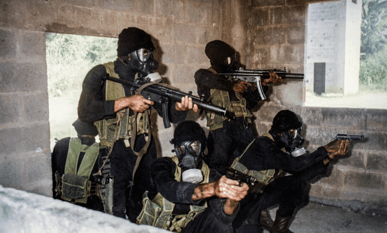 O ministro Alexandre de Moraes, do STF (Supremo Tribunal Federal), determinou o início do cumprimento de pena de sete militares e um agente da PF (Polícia Federal) por participação na trama golpista. Os condenados integram o chamado "núcleo 3" do plano de golpe, composto em parte por militares das Forças Especiais do Exército, os "kids pretos".nO grupo foi julgado Primeira Turma do STF em novembro de 2025 e condenado a penas que vão de um a 24 anos de prisão. Eles tiveram direito a dois recursos, que foram recusados de forma unânime pela Corte.nNa sexta-feira (13), portanto, Moraes decretou o trânsito em julgado da ação e mandou prender os réus que ainda estavam em liberdade por não terem cumprido prisão preventiva.nnO núcleo dos kids pretos é apontado pela PGR (Procuradoria-Geral da República) como o responsável por planejar o assassinato de autoridades, como o presidente Luiz Inácio Lula da Silva (PT), o vice Geraldo Alckmin (PSB), e o ministro Alexandre de Moraes.nOs sete foram condenados por cinco crimes: organização criminosa armada, golpe de Estado, tentativa de abolição do Estado Democrático de Direito, dano qualificado ao patrimônio da União e deterioração do patrimônio público.nVeja as penas dos condenados no núcleo 3:nnHélio Ferreira Lima: pena de 24 anos, sendo 21 anos e seis meses de reclusão e dois anos e seis meses de detenção; 120 dias-multa, no valor de um salário mínimo cada;nRafael Martins de Oliveira: pena de 21 anos, sendo 18 anos e seis meses de reclusão e dois anos e seis meses de detenção; 120 dias-multa;nRodrigo Bezerra de Azevedo: pena de 21 anos, sendo 18 anos e seis meses de reclusão, dois anos e 6 meses de detenção; 120 dias-multa;nWladimir Matos Soares: pena de 21 anos, 18 anos e seis meses de reclusão, dois anos e seis meses de detenção; 120 dias-multa;nBernardo Corrêa Netto: pena de 17 anos, sendo 15 anos de reclusão e dois anos de detenção; 120 dias-multa;nSérgio Ricardo Cavaliere de Medeiros: pena de 17 anos, sendo 15 anos de reclusão e dois anos de detenção; 120 dias-multa; enFabrício Moreira de Bastos: pena de 16 anos, sendo 14 anos de reclusão, dois anos de detenção; 120 dias-multa.nnDos dez réus, a Primeira Turma decidiu absolver apenas um: o general Estevam Theophilo. Outros dois foram condenados por crimes leves e firmaram acordo com a PGR em fevereiro deste ano: o coronel Márcio Resende Júnior e o tenente-coronel Ronald de Araújo Júnior. Eles não irão cumprir pena de prisão, mas deverão prestar serviços à comunidade por 340 horas e pagar multa de R$ 20 mil.nhttps://www.youtube.com/watch?v=yKkELadiz90