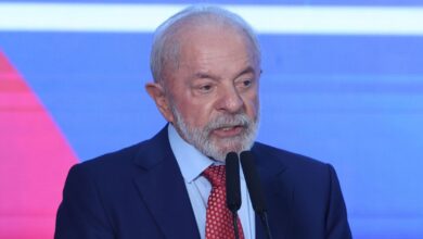 O presidente Luiz Inácio Lula da Silva (PT) tem feito reuniões semanais com ministros palacianos com objetivo de avaliar conjuntamente o cenário político para o governo, em meio às articulações sobre eleição.nNesta semana, após mais uma conversa, Lula pediu que determinou que ministros com atuação na pré-campanha concentrem esforços, desde já, no primeiro turno das eleições.nA preocupação do presidente se apoia em pesquisas recentes que mostram um cenário de empate técnico em um eventual segundo turno entre Lula e o senador Flávio Bolsonaro (PL).nnNesses encontros, Lula também tentado entender sobre a dificuldade de as medidas consideradas positivas pelo governo não chegarem com clareza ao eleitorado, nem refletirem em melhora nas pesquisas.nA exemplo da ampliação da isenção do IR (Imposto de Renda), considerada uma das principais apostas econômicas do governo para aumentar a renda disponível.nO Planalto teria encomendado uma pesquisa apontando para dois elementos que continuam corroendo a renda dos brasileiros: juros elevados e o crescimento das apostas online, as chamadas bets.nA avaliação dentro do governo é que esses fatores acabam drenando parte relevante da renda das famílias, dificultando a percepção de melhora nas condições de vida.nLula também demonstra preocupação com a disseminação de fake news durante o processo eleitoral e com a “máquina” de comunicação do campo adversário.nhttps://www.youtube.com/watch?v=NXbAhifbuXc&pp=0gcJCdYKAYcqIYzv