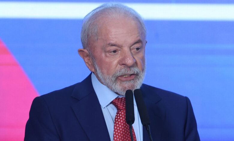 O presidente Luiz Inácio Lula da Silva (PT) tem feito reuniões semanais com ministros palacianos com objetivo de avaliar conjuntamente o cenário político para o governo, em meio às articulações sobre eleição.nNesta semana, após mais uma conversa, Lula pediu que determinou que ministros com atuação na pré-campanha concentrem esforços, desde já, no primeiro turno das eleições.nA preocupação do presidente se apoia em pesquisas recentes que mostram um cenário de empate técnico em um eventual segundo turno entre Lula e o senador Flávio Bolsonaro (PL).nnNesses encontros, Lula também tentado entender sobre a dificuldade de as medidas consideradas positivas pelo governo não chegarem com clareza ao eleitorado, nem refletirem em melhora nas pesquisas.nA exemplo da ampliação da isenção do IR (Imposto de Renda), considerada uma das principais apostas econômicas do governo para aumentar a renda disponível.nO Planalto teria encomendado uma pesquisa apontando para dois elementos que continuam corroendo a renda dos brasileiros: juros elevados e o crescimento das apostas online, as chamadas bets.nA avaliação dentro do governo é que esses fatores acabam drenando parte relevante da renda das famílias, dificultando a percepção de melhora nas condições de vida.nLula também demonstra preocupação com a disseminação de fake news durante o processo eleitoral e com a “máquina” de comunicação do campo adversário.nhttps://www.youtube.com/watch?v=NXbAhifbuXc&pp=0gcJCdYKAYcqIYzv