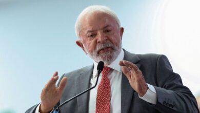 O presidente Luiz Inácio Lula da Silva (PT) anunciou nesta sexta-feira (13) que revogou o visto de Darren Beattie, assessor do presidente Donald Trump, ao Brasil.nDarren Beattie viria ao país na próxima semana e estava com ida programada à Papudinha para visitar o ex-presidente Jair Bolsonaro (PL). A visita foi revogada pelo ministro do STF (Supremo Tribunal Federal), Alexandre de Moraes, nesta quinta-feira (12).nFontes do governo relataram à CNN que a revogação do visto de Beattie se deu por omissão de informações relevantes à visita ao Brasil. Em comunicado, o Ministério das Relações Exteriores brasileiro disse que o visto foi revogado em razão de "omissão e e falseamento de informações" em relação a viagem.n"O Itamaraty confirma a revogação do visto, tendo em conta a omissão e falseamento de informações relevantes quanto ao motivo da visita por ocasião da solicitação do visto, em Washington. Trata-se de princípio legal suficiente para a denegação de visto, de acordo com a legislação nacional e internacional", declarou o ministério.nnMoraes tomou a decisão de revogação da visita de Darren Beattie a Bolsonaro após o chanceler Mauro Vieira alertar à Corte que o encontro de um funcionário do governo dos Estados Unidos com um ex-presidente brasileiro em ano eleitoral poderia configurar ingerência em assuntos internos do país.n"A visita de um funcionário de Estado estrangeiro a um ex-Presidente da República em ano eleitoral pode configurar indevida ingerência nos assuntos internos do Estado brasileiro", afirmou Vieira.nEm evento no Rio de Janeiro nesta sexta-feira, Lula comentou o caso e pediu a liberação do visto do ministro da Saúde, Alexandre Padilha, aos Estados Unidos.n"Aquele cara americano que disse que vinha pra cá visitar o Jair Bolsonaro, ele foi proibido de visitar e eu o proibo de vir ao Brasil enquanto não liberar os vistos do meu ministro da Saúde que tá bloqueado", disse Lula.nO Itamaraty confirmou à CNN que convocou o Encarregado de Negócios dos EUA, Gabriel Escobar, a prestar esclarecimentos sobre a visita do assessor de Trump, Darren Beattie, ao Brasil. Escobar foi recebido na última terça (11) pelo embaixador Roberto Abdalla.nSegundo apurou a CNN, o governo brasileiro não acredita que a revogação do visto de Beattie causará um possível tensionamento na relação diplomática entre Brasil e Estados Unidos.nhttps://www.youtube.com/watch?v=8gW7IVS7zaI