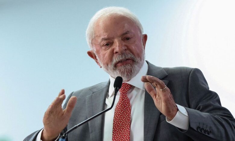 O presidente Luiz Inácio Lula da Silva (PT) anunciou nesta sexta-feira (13) que revogou o visto de Darren Beattie, assessor do presidente Donald Trump, ao Brasil.nDarren Beattie viria ao país na próxima semana e estava com ida programada à Papudinha para visitar o ex-presidente Jair Bolsonaro (PL). A visita foi revogada pelo ministro do STF (Supremo Tribunal Federal), Alexandre de Moraes, nesta quinta-feira (12).nFontes do governo relataram à CNN que a revogação do visto de Beattie se deu por omissão de informações relevantes à visita ao Brasil. Em comunicado, o Ministério das Relações Exteriores brasileiro disse que o visto foi revogado em razão de "omissão e e falseamento de informações" em relação a viagem.n"O Itamaraty confirma a revogação do visto, tendo em conta a omissão e falseamento de informações relevantes quanto ao motivo da visita por ocasião da solicitação do visto, em Washington. Trata-se de princípio legal suficiente para a denegação de visto, de acordo com a legislação nacional e internacional", declarou o ministério.nnMoraes tomou a decisão de revogação da visita de Darren Beattie a Bolsonaro após o chanceler Mauro Vieira alertar à Corte que o encontro de um funcionário do governo dos Estados Unidos com um ex-presidente brasileiro em ano eleitoral poderia configurar ingerência em assuntos internos do país.n"A visita de um funcionário de Estado estrangeiro a um ex-Presidente da República em ano eleitoral pode configurar indevida ingerência nos assuntos internos do Estado brasileiro", afirmou Vieira.nEm evento no Rio de Janeiro nesta sexta-feira, Lula comentou o caso e pediu a liberação do visto do ministro da Saúde, Alexandre Padilha, aos Estados Unidos.n"Aquele cara americano que disse que vinha pra cá visitar o Jair Bolsonaro, ele foi proibido de visitar e eu o proibo de vir ao Brasil enquanto não liberar os vistos do meu ministro da Saúde que tá bloqueado", disse Lula.nO Itamaraty confirmou à CNN que convocou o Encarregado de Negócios dos EUA, Gabriel Escobar, a prestar esclarecimentos sobre a visita do assessor de Trump, Darren Beattie, ao Brasil. Escobar foi recebido na última terça (11) pelo embaixador Roberto Abdalla.nSegundo apurou a CNN, o governo brasileiro não acredita que a revogação do visto de Beattie causará um possível tensionamento na relação diplomática entre Brasil e Estados Unidos.nhttps://www.youtube.com/watch?v=8gW7IVS7zaI