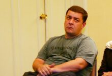 A CPMI (Comissão Parlamentar Mista de Inquérito) do INSS (Instituto Nacional do Seguro Social) pediu ao STF (Supremo Tribunal Federal) proteção especial ao informante da PF (Polícia Federal) e do próprio colegiado que denunciou o empresário Fábio Luís Lula da Silva, o Lulinha.nO pedido foi feito durante reunião entre o presidente da CPMI, senador Carlos Viana (Podemos-MG), o relator Alfredo Gaspar (União-AL), com o relator do caso no STF, ministro André Mendonça, que teria sinalizado atenção ao caso.nComo mostrou a CNN na semana passada, o informante — que pediu para não ter seu nome divulgado —- afirmou ao STF que corre risco de vida e pediu proteção policial do Estado.nnEm depoimentos prestados à PF em 2025, ele afirmou que o empresário Antonio Carlos Camilo Antunes, conhecido como “careca do INSS”, pagava mesadas a Lulinha em troca de acesso a órgãos de saúde do governo do presidente Luiz Inácio Lula da Silva (PT) para a venda de produtos ligados ao canabidiol. As defesas de Camilo e de Lulinha negam as acusações.nSegundo a defesa, após prestar depoimento, o delator passou a sofrer exposição indevida, agravada por vazamentos de informações sobre suas declarações. Os advogados também relatam indícios de que imagens dele e de familiares, especialmente de sua filha, teriam sido retiradas de redes sociais e compartilhadas com terceiros.nA defesa sustenta que a preservação da integridade física e psicológica do delator é necessária não apenas para sua proteção pessoal, mas também para garantir a continuidade das investigações de forma segura.nAfirmam que “sua atuação limitou-se ao cumprimento de dever cívico, ao colaborar com as autoridades mediante o fornecimento de informações relevantes e que viabilizaram providências relevantes pelos órgãos encarregados da investigação em curso”.nA petição sustenta ainda que, nesse contexto, a preservação de sua integridade física e psicológica é necessária para garantir que a elucidação dos fatos ocorra de forma segura e eficaz.nhttps://www.youtube.com/watch?v=8CdF25g-5v8