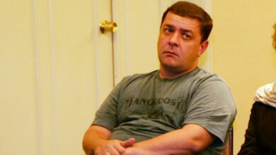 A CPMI (Comissão Parlamentar Mista de Inquérito) do INSS (Instituto Nacional do Seguro Social) pediu ao STF (Supremo Tribunal Federal) proteção especial ao informante da PF (Polícia Federal) e do próprio colegiado que denunciou o empresário Fábio Luís Lula da Silva, o Lulinha.nO pedido foi feito durante reunião entre o presidente da CPMI, senador Carlos Viana (Podemos-MG), o relator Alfredo Gaspar (União-AL), com o relator do caso no STF, ministro André Mendonça, que teria sinalizado atenção ao caso.nComo mostrou a CNN na semana passada, o informante — que pediu para não ter seu nome divulgado —- afirmou ao STF que corre risco de vida e pediu proteção policial do Estado.nnEm depoimentos prestados à PF em 2025, ele afirmou que o empresário Antonio Carlos Camilo Antunes, conhecido como “careca do INSS”, pagava mesadas a Lulinha em troca de acesso a órgãos de saúde do governo do presidente Luiz Inácio Lula da Silva (PT) para a venda de produtos ligados ao canabidiol. As defesas de Camilo e de Lulinha negam as acusações.nSegundo a defesa, após prestar depoimento, o delator passou a sofrer exposição indevida, agravada por vazamentos de informações sobre suas declarações. Os advogados também relatam indícios de que imagens dele e de familiares, especialmente de sua filha, teriam sido retiradas de redes sociais e compartilhadas com terceiros.nA defesa sustenta que a preservação da integridade física e psicológica do delator é necessária não apenas para sua proteção pessoal, mas também para garantir a continuidade das investigações de forma segura.nAfirmam que “sua atuação limitou-se ao cumprimento de dever cívico, ao colaborar com as autoridades mediante o fornecimento de informações relevantes e que viabilizaram providências relevantes pelos órgãos encarregados da investigação em curso”.nA petição sustenta ainda que, nesse contexto, a preservação de sua integridade física e psicológica é necessária para garantir que a elucidação dos fatos ocorra de forma segura e eficaz.nhttps://www.youtube.com/watch?v=8CdF25g-5v8